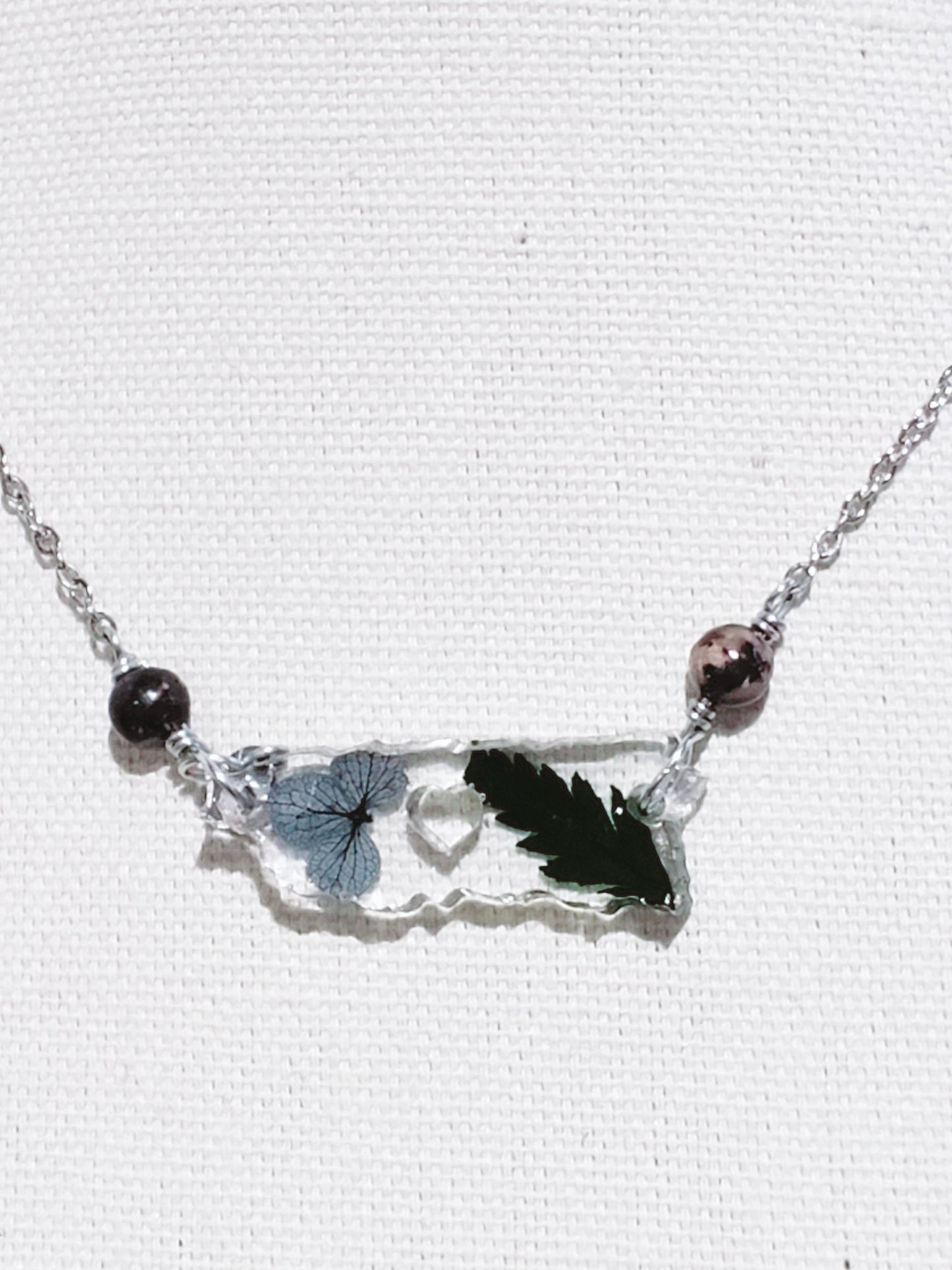 Collar en Acero Inoxidable con Dije de Mapa de P.R. en Resina con Flores secas - K.Beloved LLC