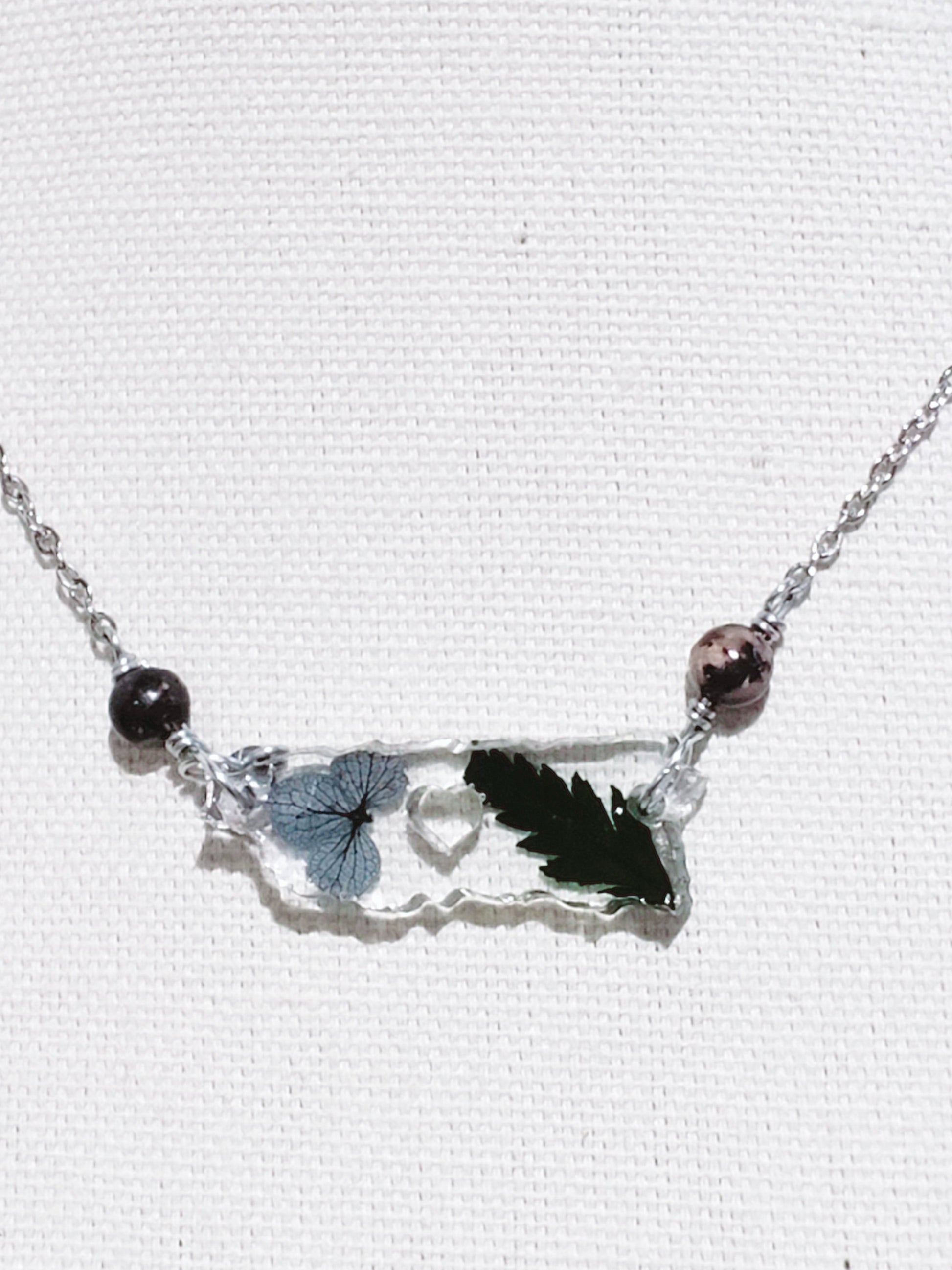 Collar en Acero Inoxidable con Dije de Mapa de P.R. en Resina con Flores secas - K.Beloved LLC