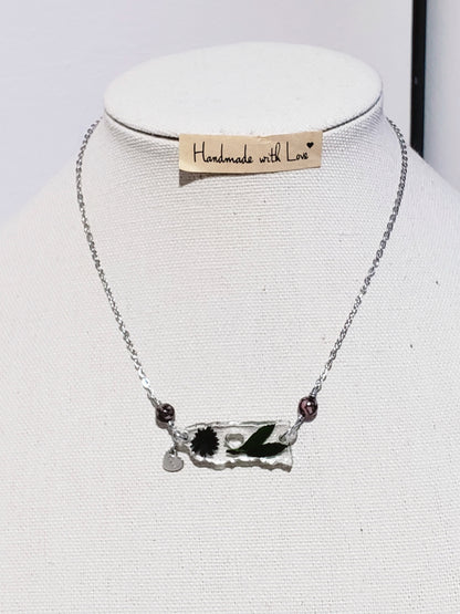 Collar en Acero Inoxidable con Dije de Mapa de P.R. en Resina con Flores secas - K.Beloved LLC