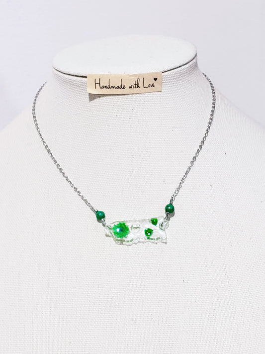Collar en Acero Inoxidable con Dije de Mapa de PR en resina Transparente con Flores Verdes secas - K.Beloved LLC