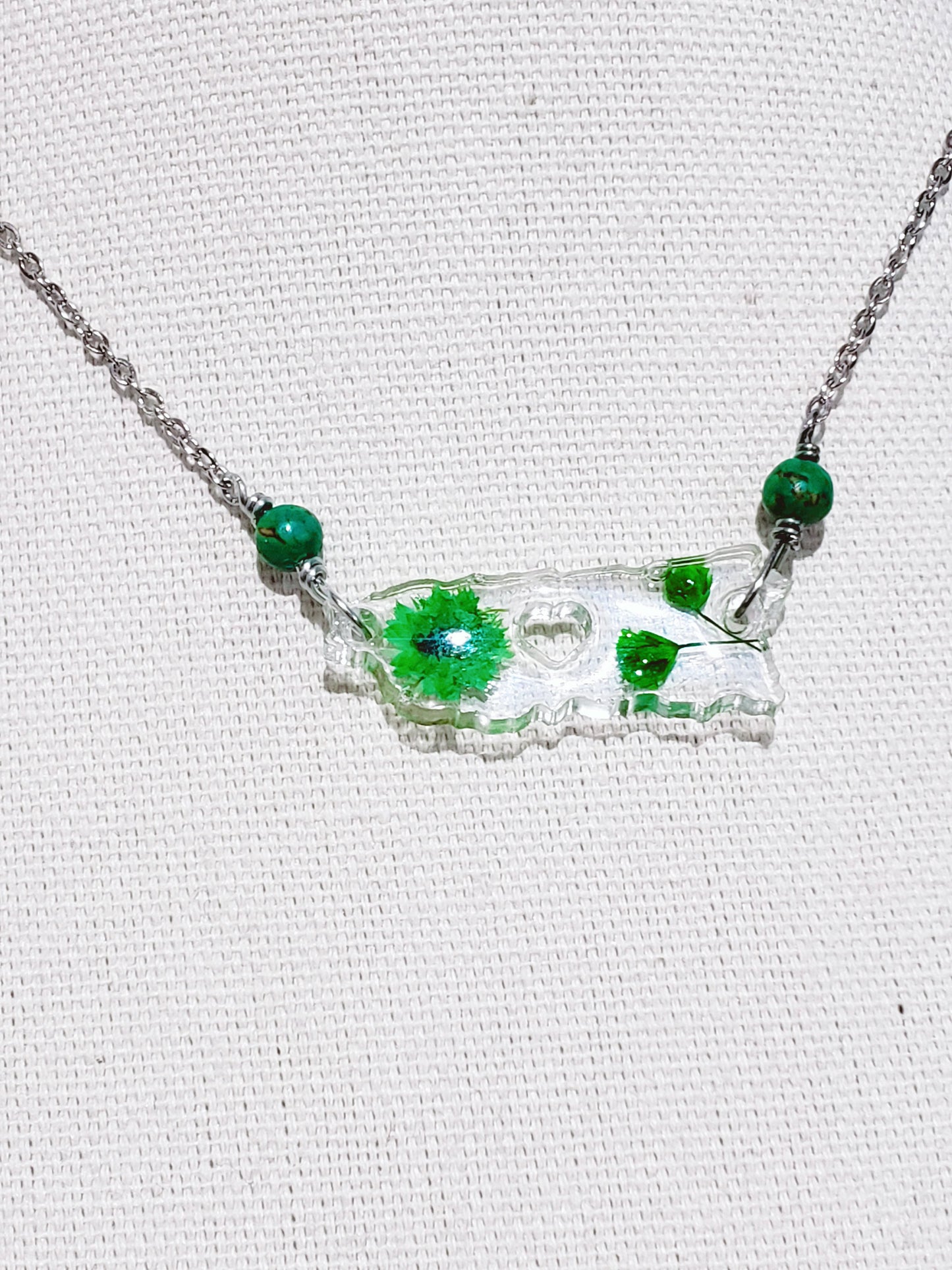Collar en Acero Inoxidable con Dije de Mapa de PR en resina Transparente con Flores Verdes secas - K.Beloved LLC