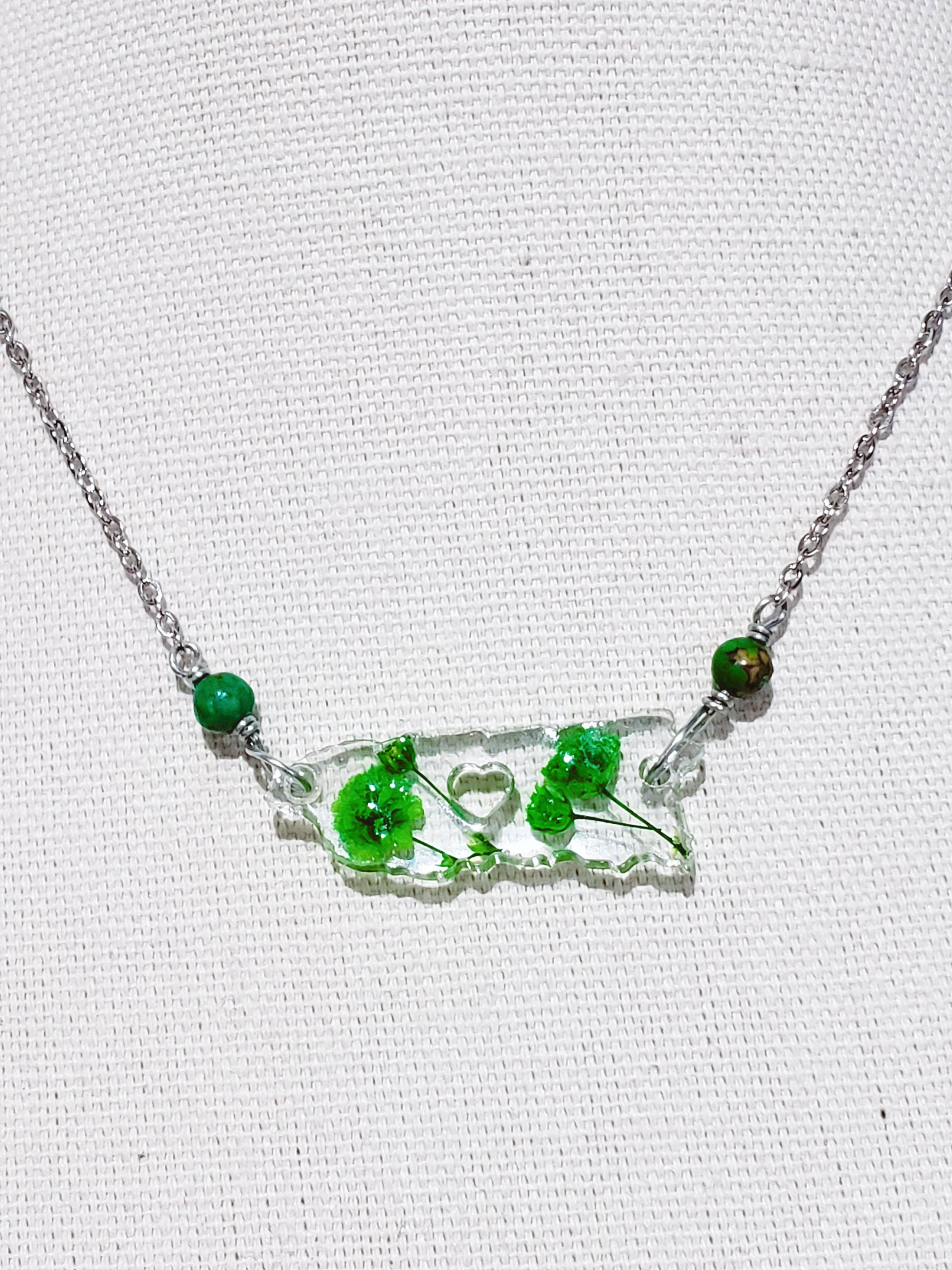 Collar en Acero Inoxidable con Dije de Mapa de PR en resina Transparente con Flores Verdes secas - K.Beloved LLC