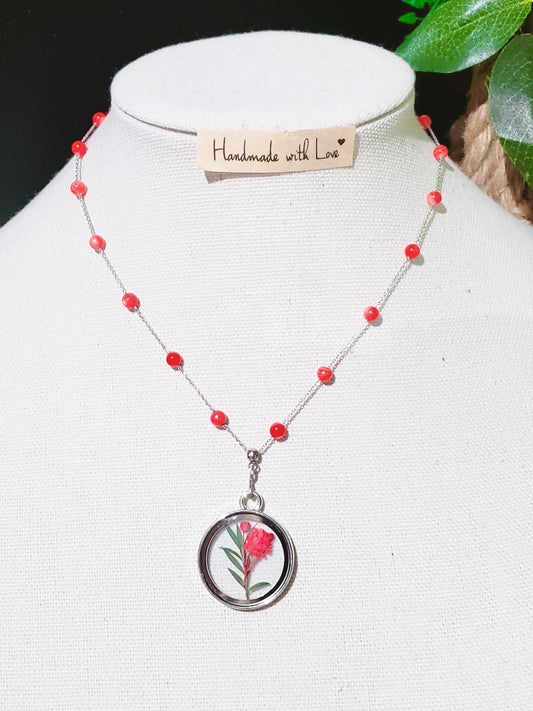 Collar de Plata 925. Con  hermosa cuentas de concha de nácar con un medallón de cristal de flores rojas secas reales, es la manera perfecta de agregar un toque llamativo a su estilo. - K.Beloved LLC
