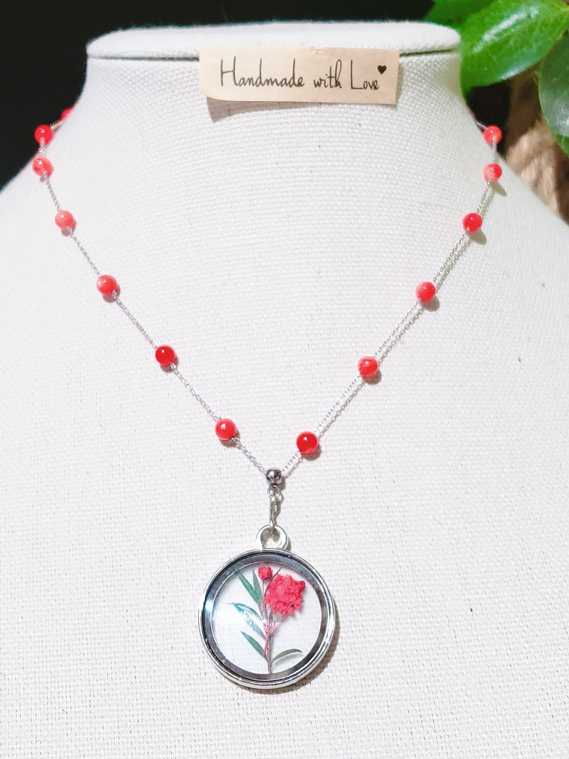 Collar de Plata 925. Con  hermosa cuentas de concha de nácar con un medallón de cristal de flores rojas secas reales, es la manera perfecta de agregar un toque llamativo a su estilo. - K.Beloved LLC