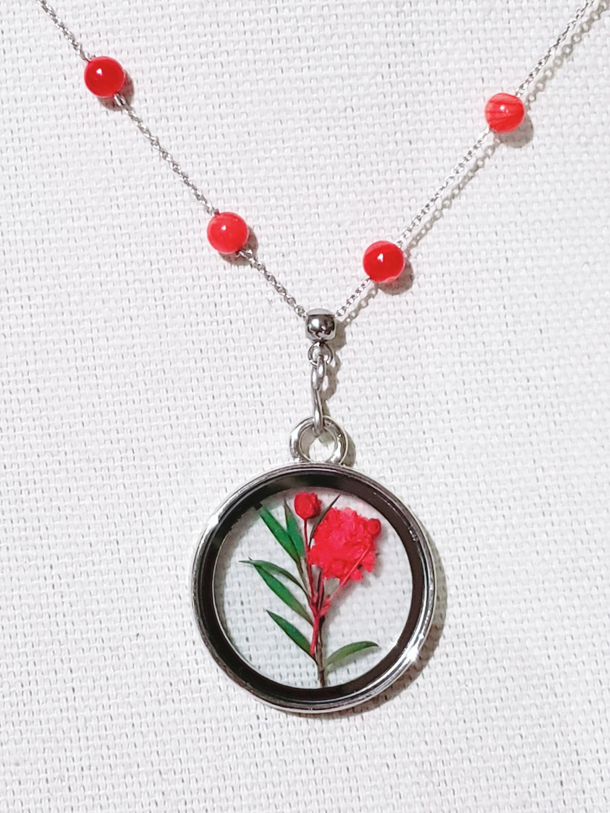 Collar de Plata 925. Con  hermosa cuentas de concha de nácar con un medallón de cristal de flores rojas secas reales, es la manera perfecta de agregar un toque llamativo a su estilo. - K.Beloved LLC