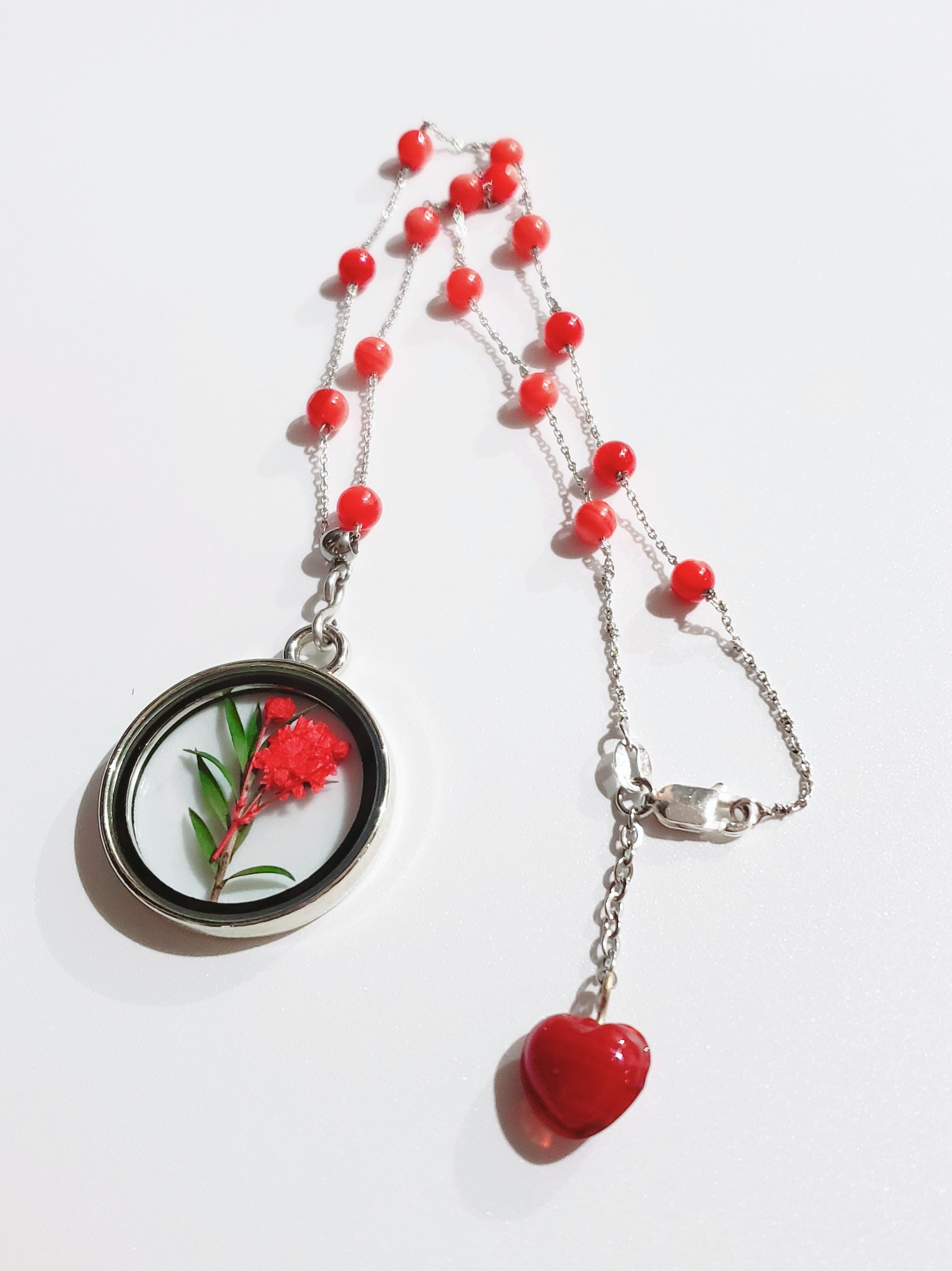 Collar de Plata 925. Con  hermosa cuentas de concha de nácar con un medallón de cristal de flores rojas secas reales, es la manera perfecta de agregar un toque llamativo a su estilo. - K.Beloved LLC