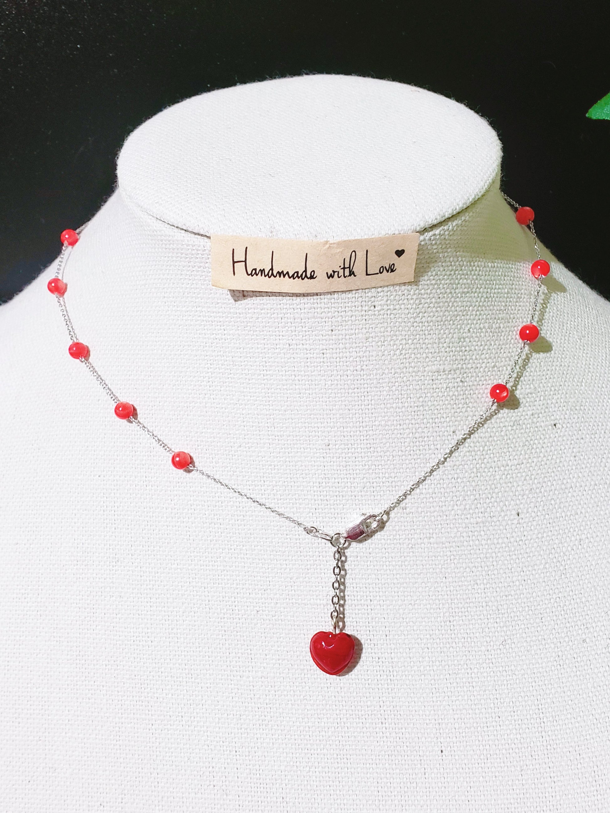 Collar de Plata 925. Con  hermosa cuentas de concha de nácar con un medallón de cristal de flores rojas secas reales, es la manera perfecta de agregar un toque llamativo a su estilo. - K.Beloved LLC
