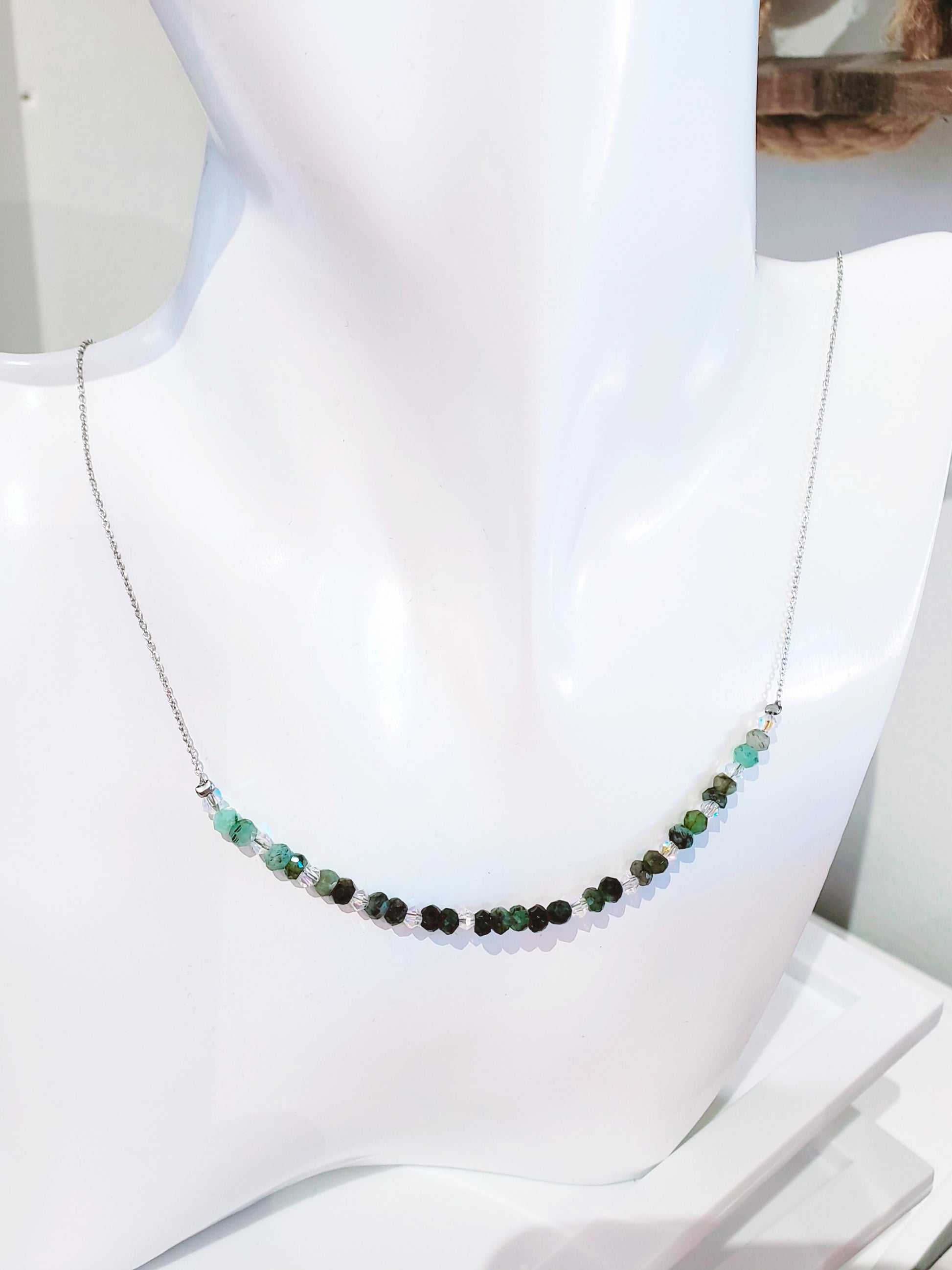 Delicada Cadena con Esmeralda y Cristal - K.Beloved LLC