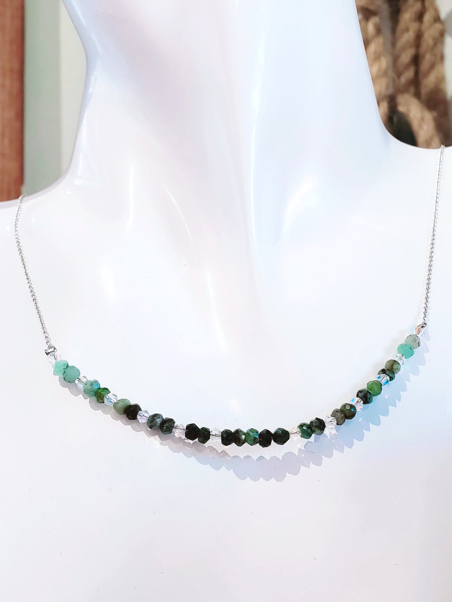 Delicada Cadena con Esmeralda y Cristal - K.Beloved LLC