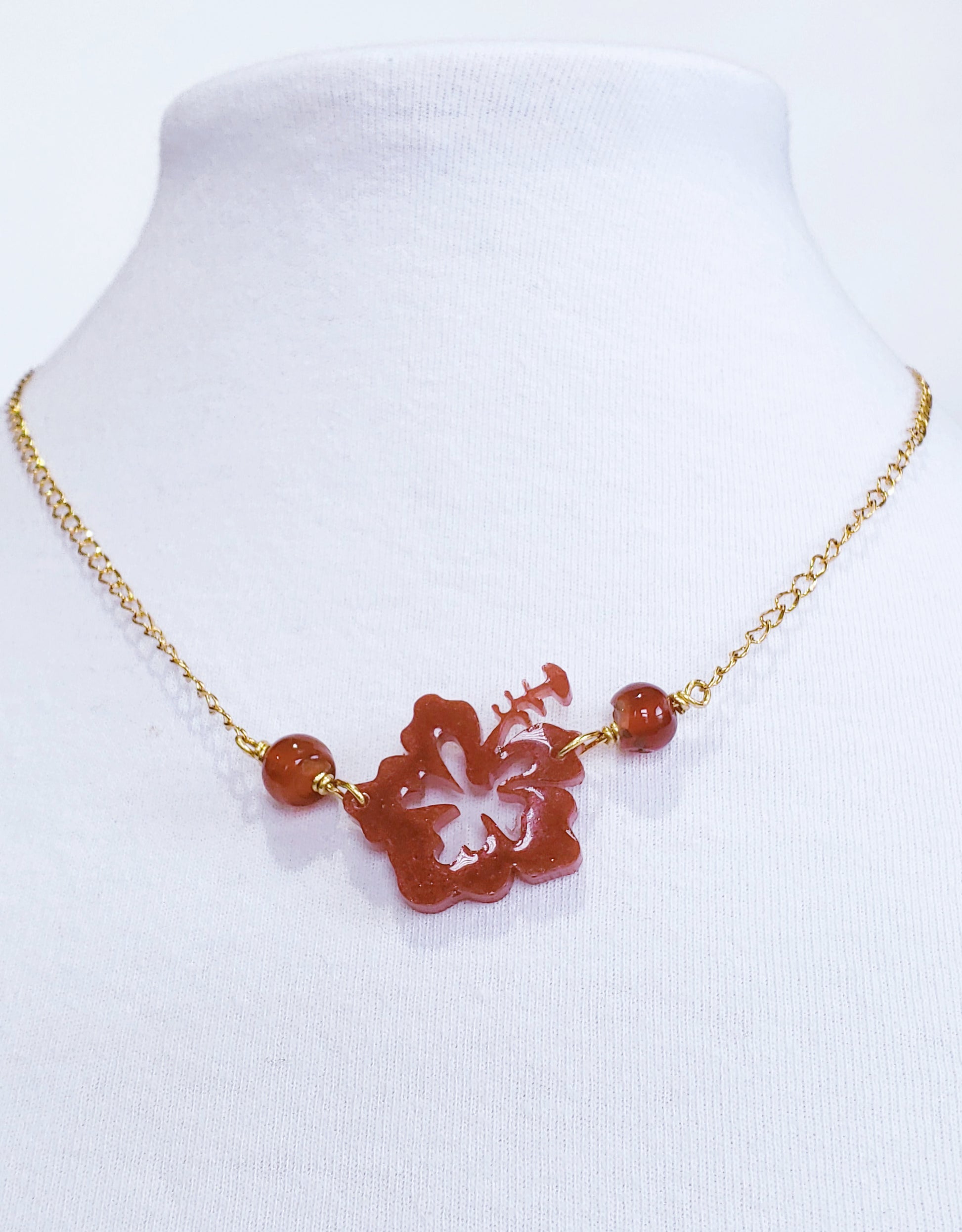 Collar en Acero Inoxidable en dorado con Flor Maga en Resina en color Rojo Oscuro - K.Beloved LLC