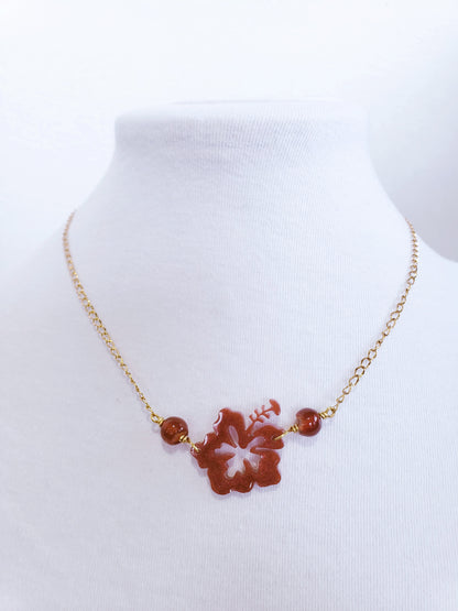 Collar en Acero Inoxidable en dorado con Flor Maga en Resina en color Rojo Oscuro - K.Beloved LLC