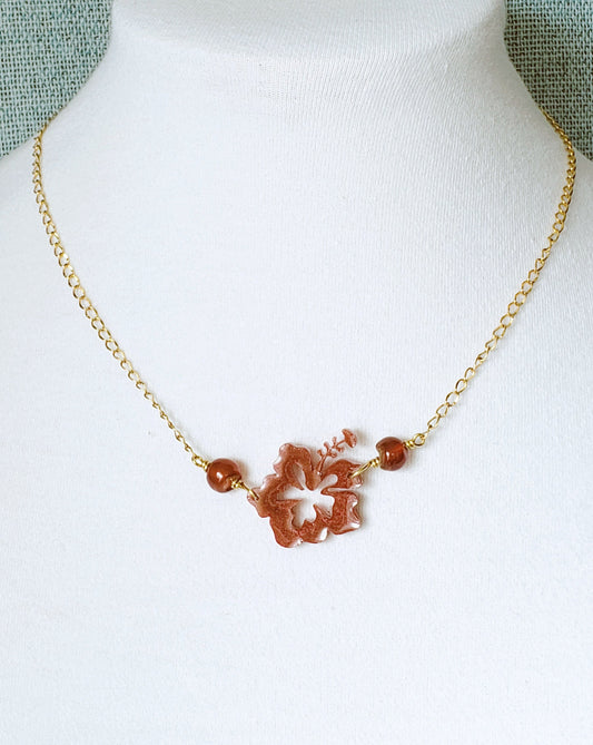 Collar en Acero Inoxidable en dorado con Flor Maga en Resina en color Rojo Oscuro - K.Beloved LLC
