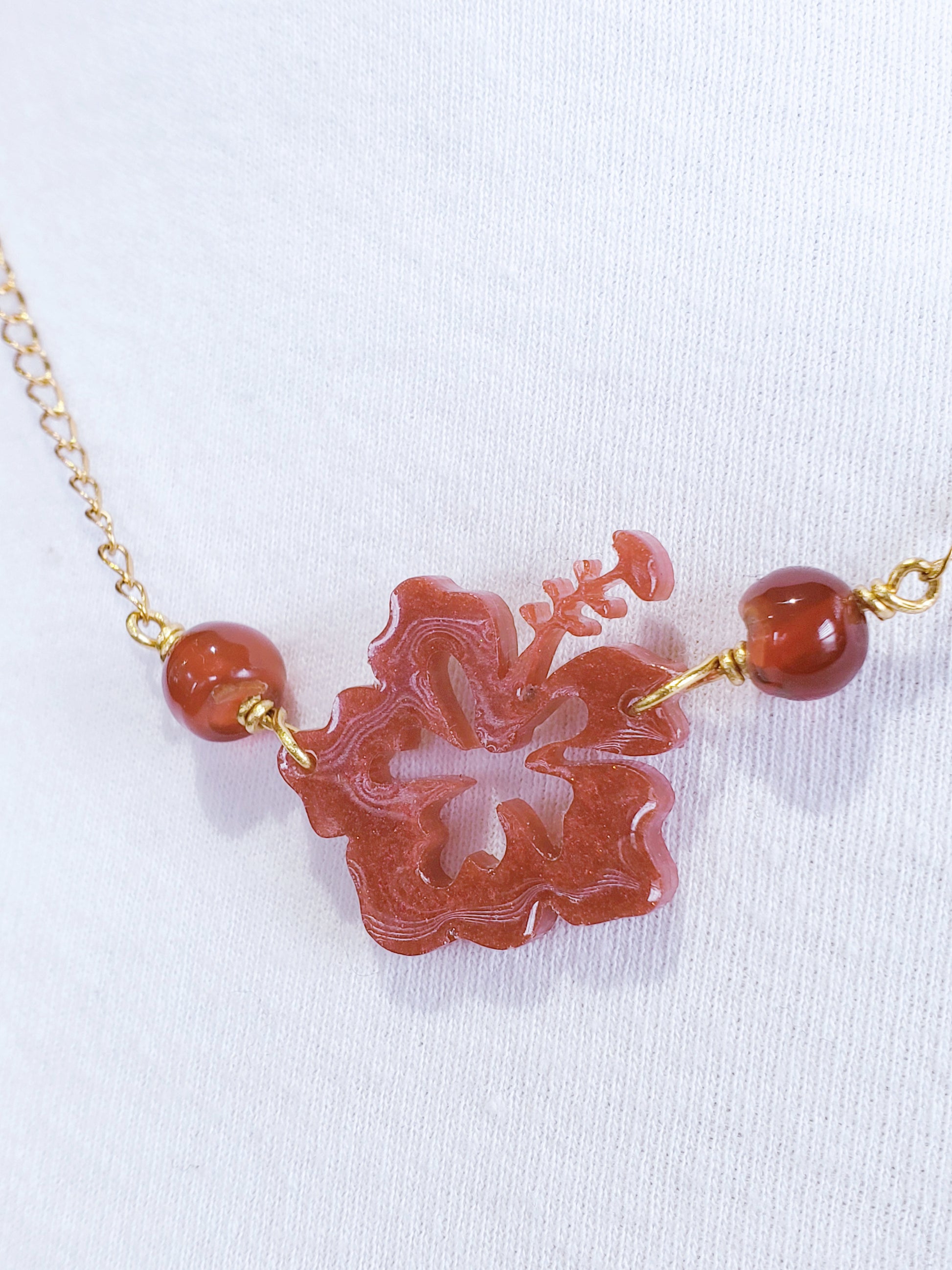 Collar en Acero Inoxidable en dorado con Flor Maga en Resina en color Rojo Oscuro - K.Beloved LLC