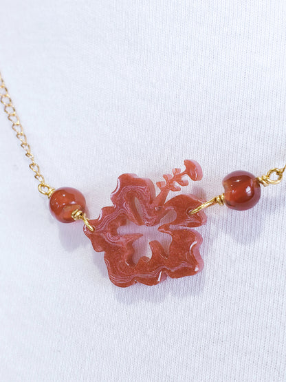 Collar en Acero Inoxidable en dorado con Flor Maga en Resina en color Rojo Oscuro - K.Beloved LLC