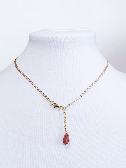 Collar en Acero Inoxidable en dorado con Flor Maga en Resina en color Rojo Oscuro - K.Beloved LLC