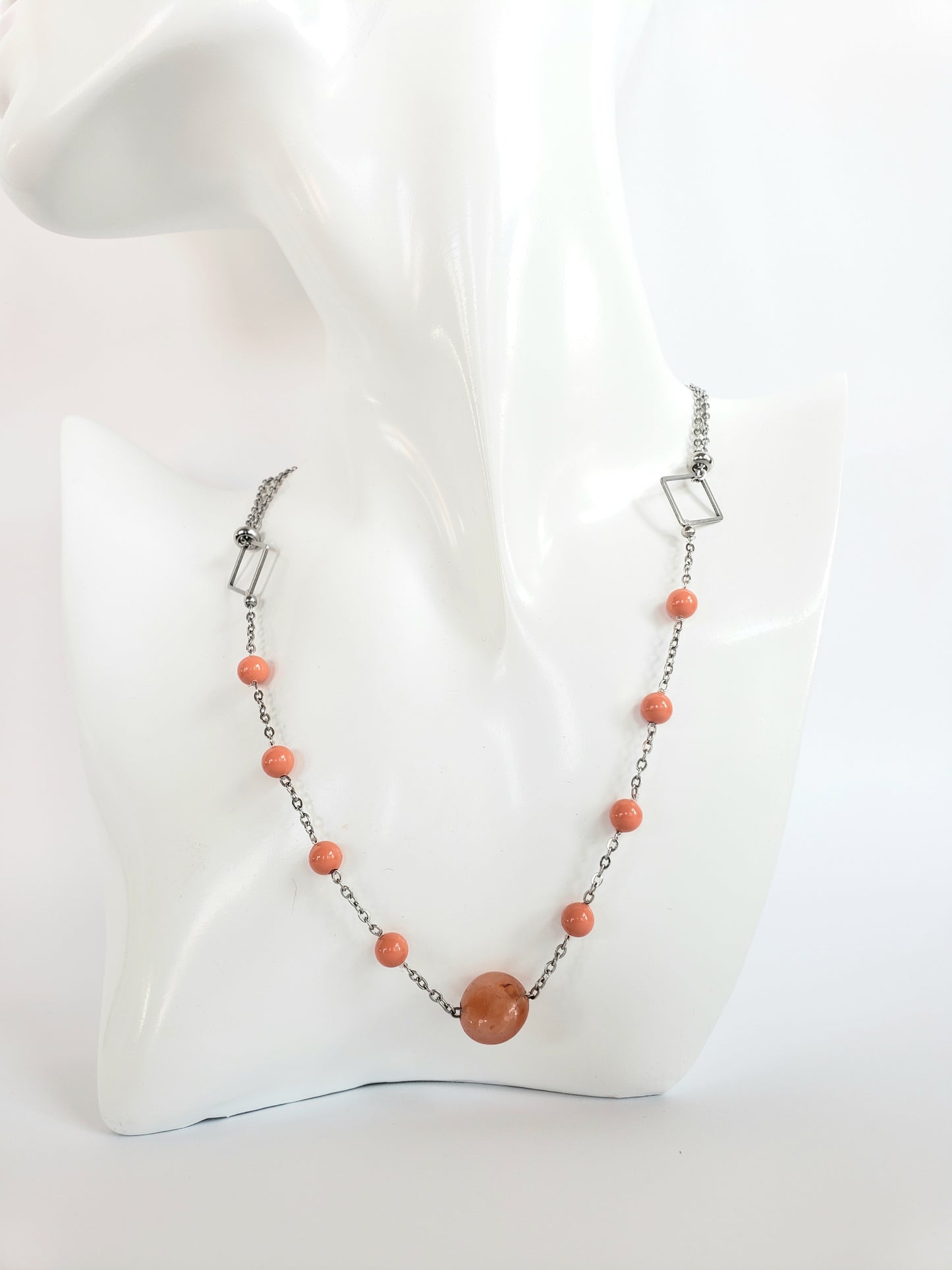 Collar de Acero Inoxidable con Perlas de Cristal Genuinas que ofrecen un Estilo Sutil y Delicado - K.Beloved LLC