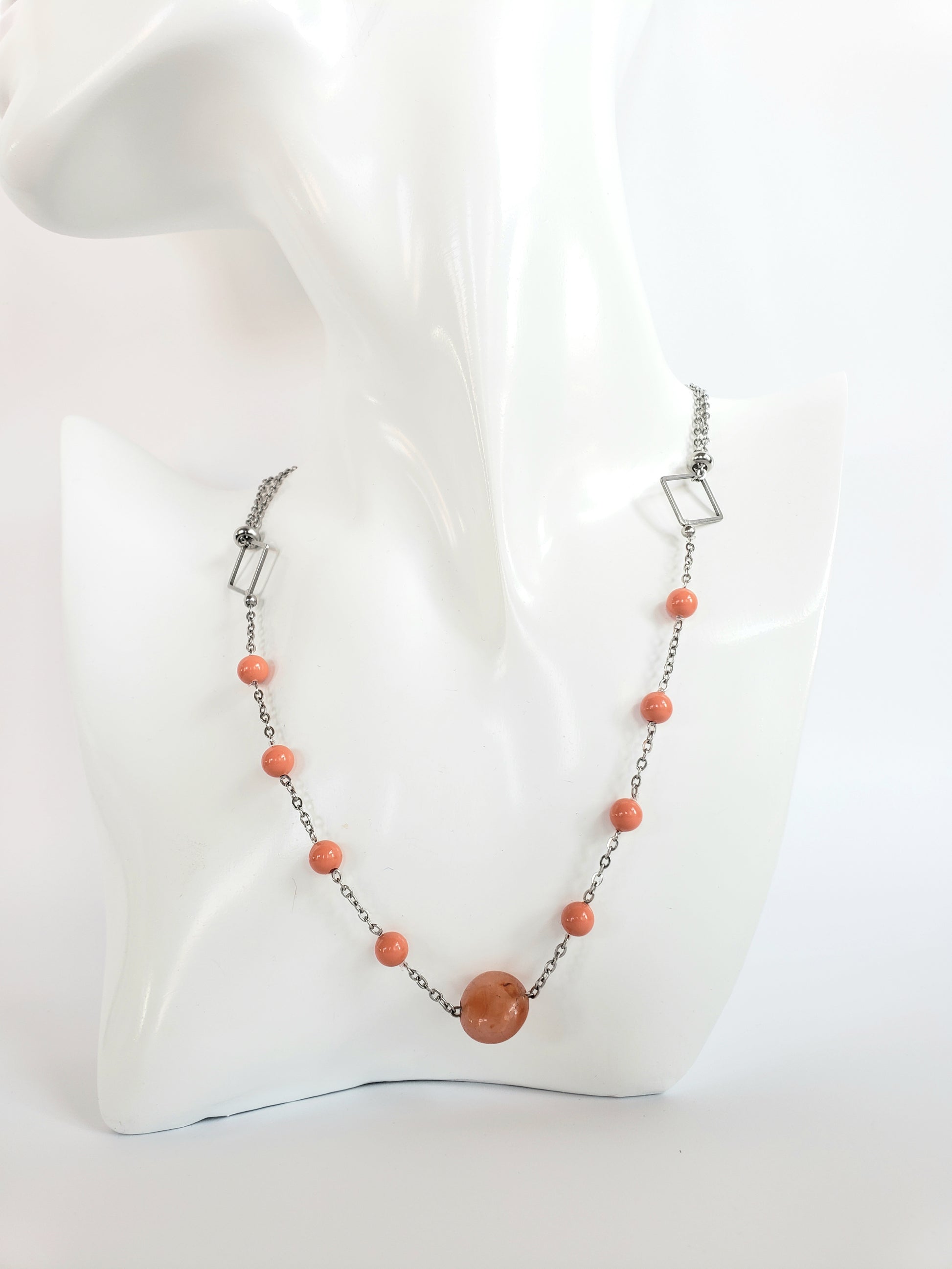 Collar de Acero Inoxidable con Perlas de Cristal Genuinas que ofrecen un Estilo Sutil y Delicado - K.Beloved LLC