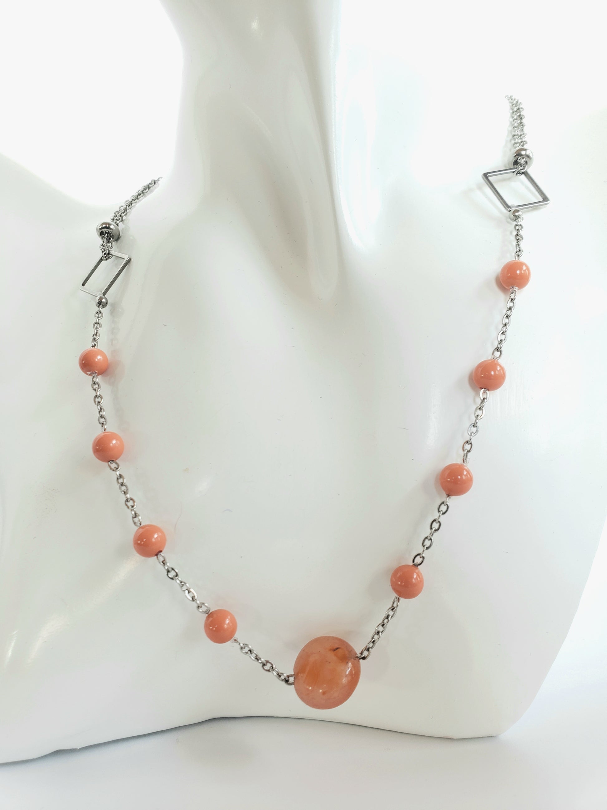 Collar de Acero Inoxidable con Perlas de Cristal Genuinas que ofrecen un Estilo Sutil y Delicado - K.Beloved LLC