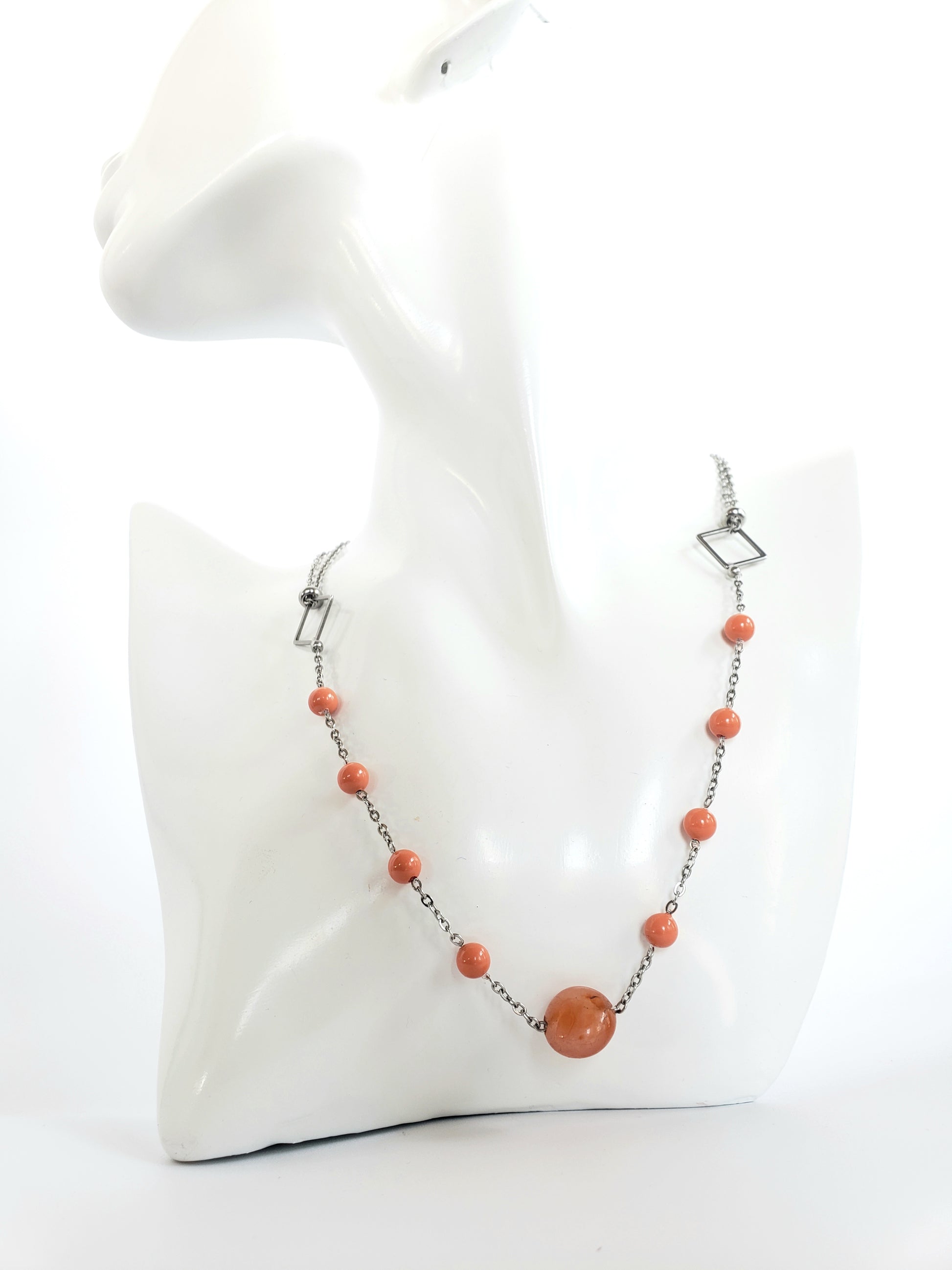 Collar de Acero Inoxidable con Perlas de Cristal Genuinas que ofrecen un Estilo Sutil y Delicado - K.Beloved LLC