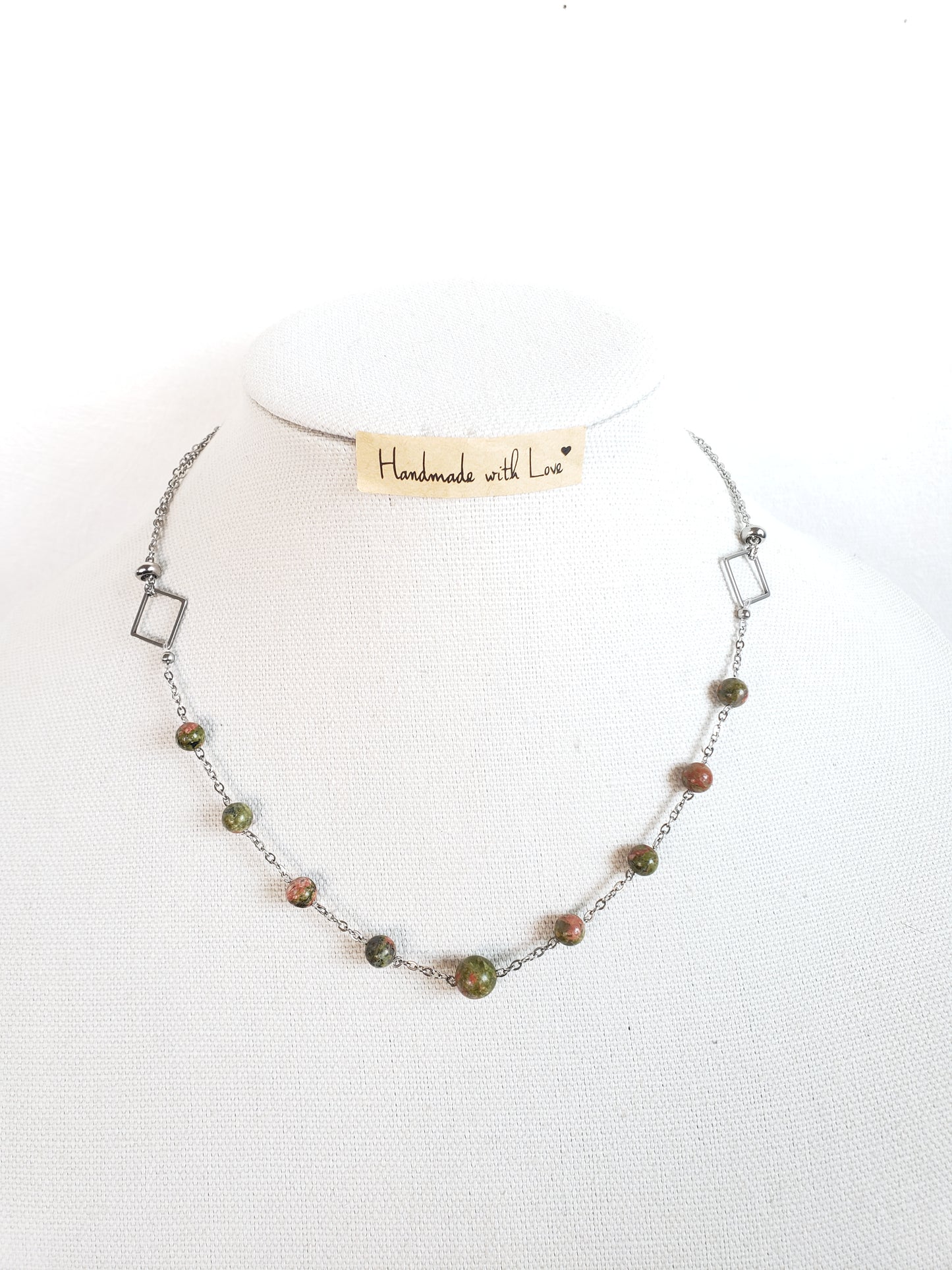 ¡Este precioso collar combina piedras de Unakita color Verde y Coral, para crear un look realmente único y llamativo. - K.Beloved LLC