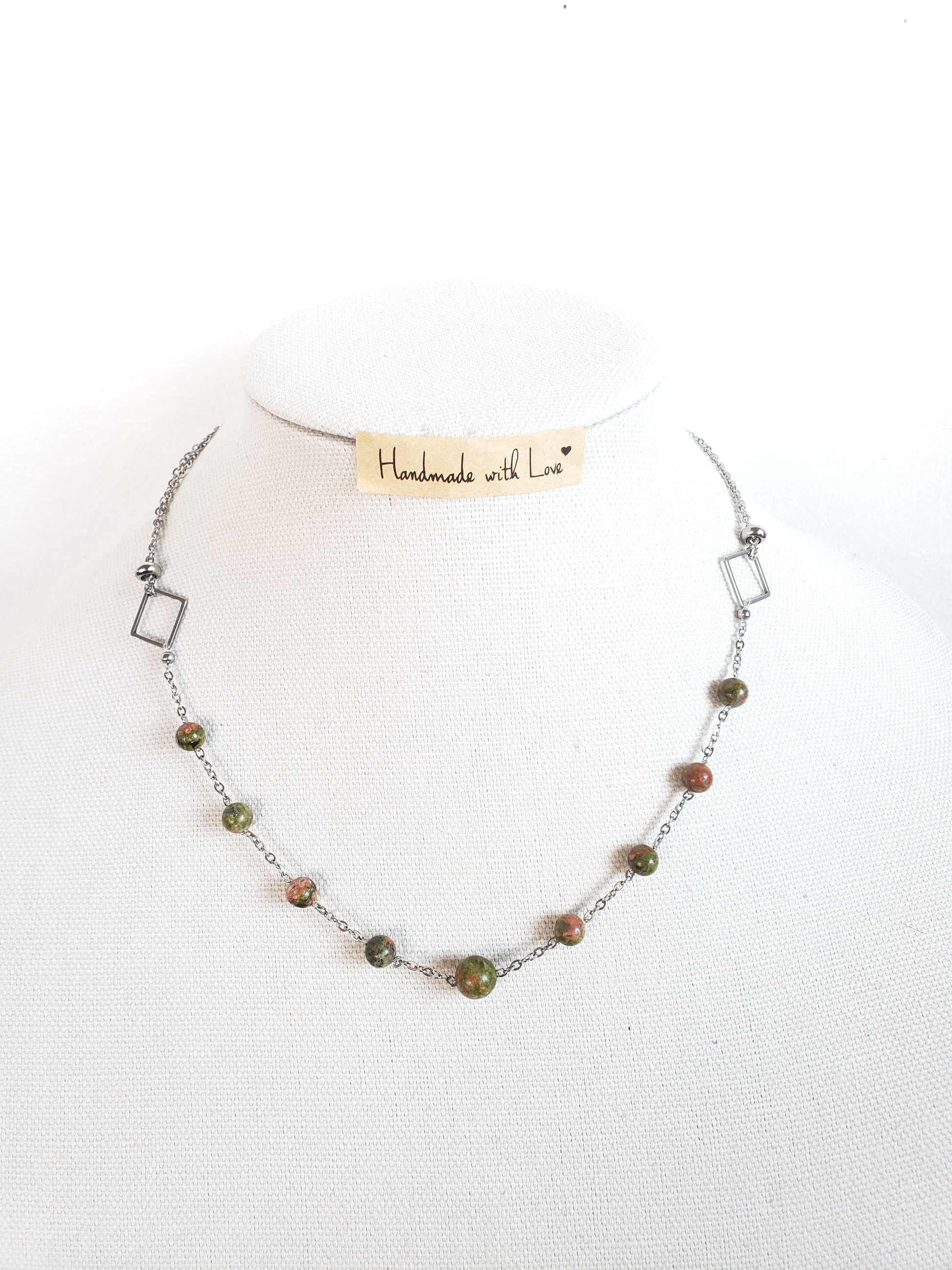 ¡Este precioso collar combina piedras de Unakita color Verde y Coral, para crear un look realmente único y llamativo. - K.Beloved LLC