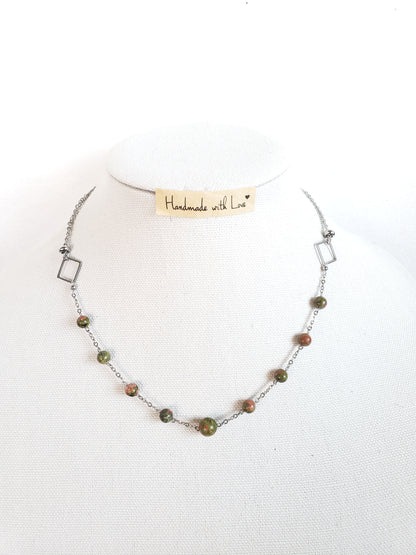 ¡Este precioso collar combina piedras de Unakita color Verde y Coral, para crear un look realmente único y llamativo. - K.Beloved LLC