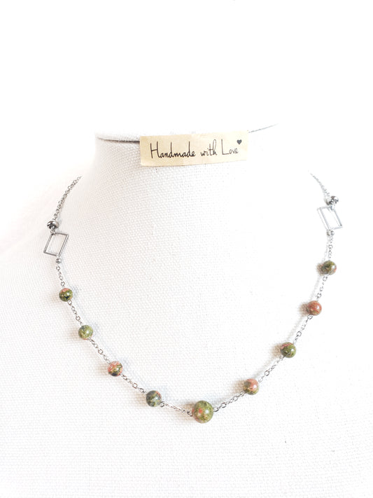 ¡Este precioso collar combina piedras de Unakita color Verde y Coral, para crear un look realmente único y llamativo. - K.Beloved LLC