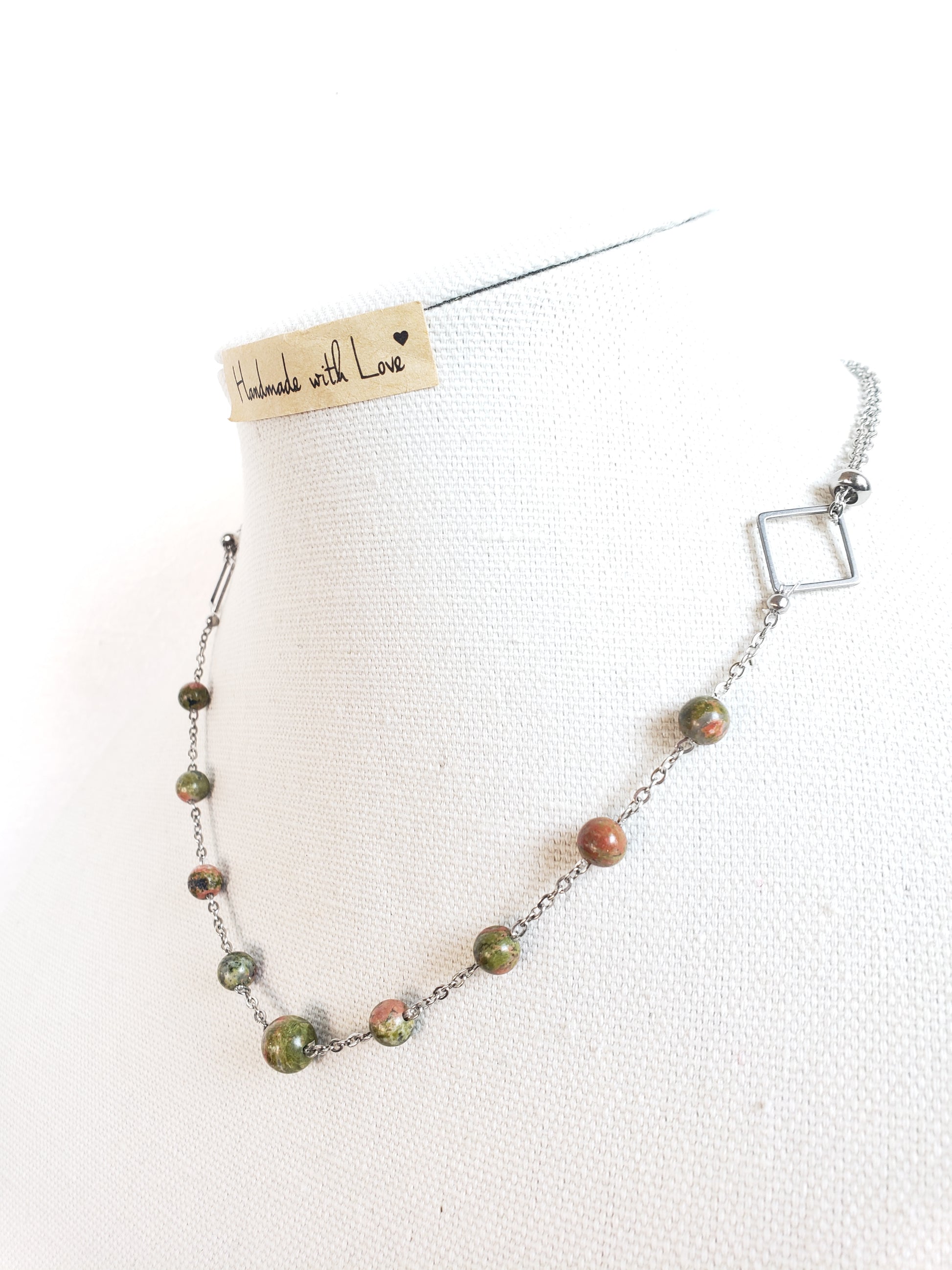 ¡Este precioso collar combina piedras de Unakita color Verde y Coral, para crear un look realmente único y llamativo. - K.Beloved LLC
