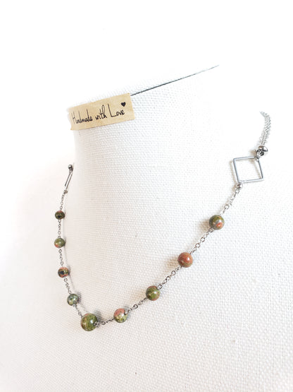 ¡Este precioso collar combina piedras de Unakita color Verde y Coral, para crear un look realmente único y llamativo. - K.Beloved LLC