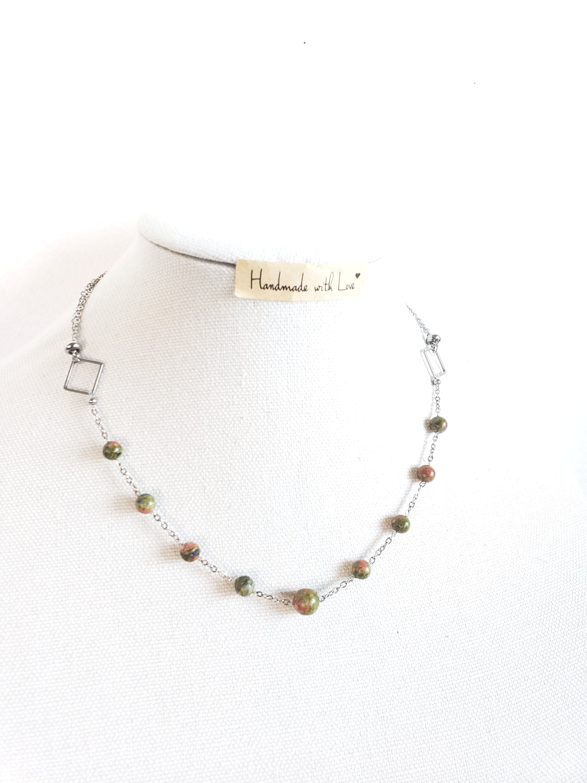 ¡Este precioso collar combina piedras de Unakita color Verde y Coral, para crear un look realmente único y llamativo. - K.Beloved LLC