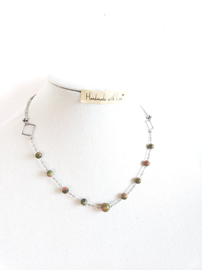 ¡Este precioso collar combina piedras de Unakita color Verde y Coral, para crear un look realmente único y llamativo. - K.Beloved LLC