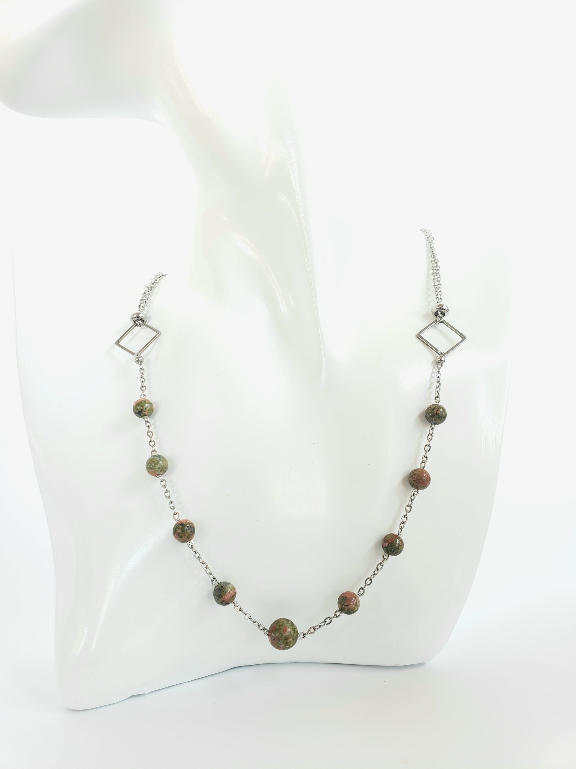 ¡Este precioso collar combina piedras de Unakita color Verde y Coral, para crear un look realmente único y llamativo. - K.Beloved LLC