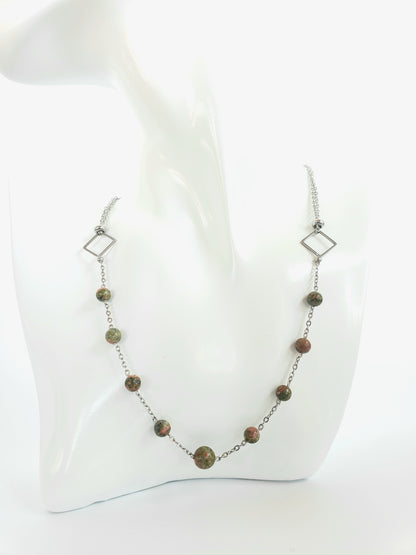 ¡Este precioso collar combina piedras de Unakita color Verde y Coral, para crear un look realmente único y llamativo. - K.Beloved LLC