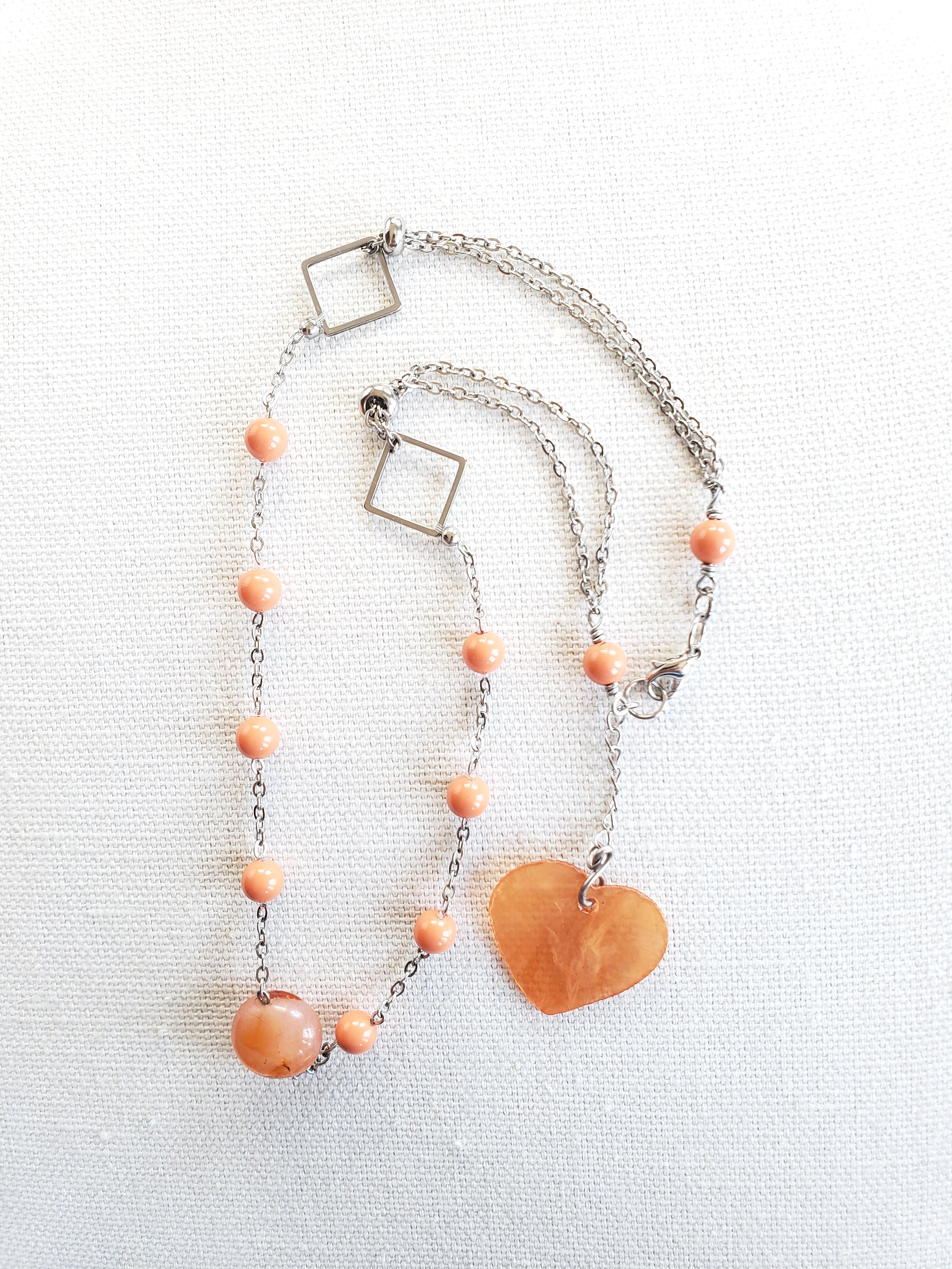 Collar de Acero Inoxidable con Perlas de Cristal Genuinas que ofrecen un Estilo Sutil y Delicado - K.Beloved LLC