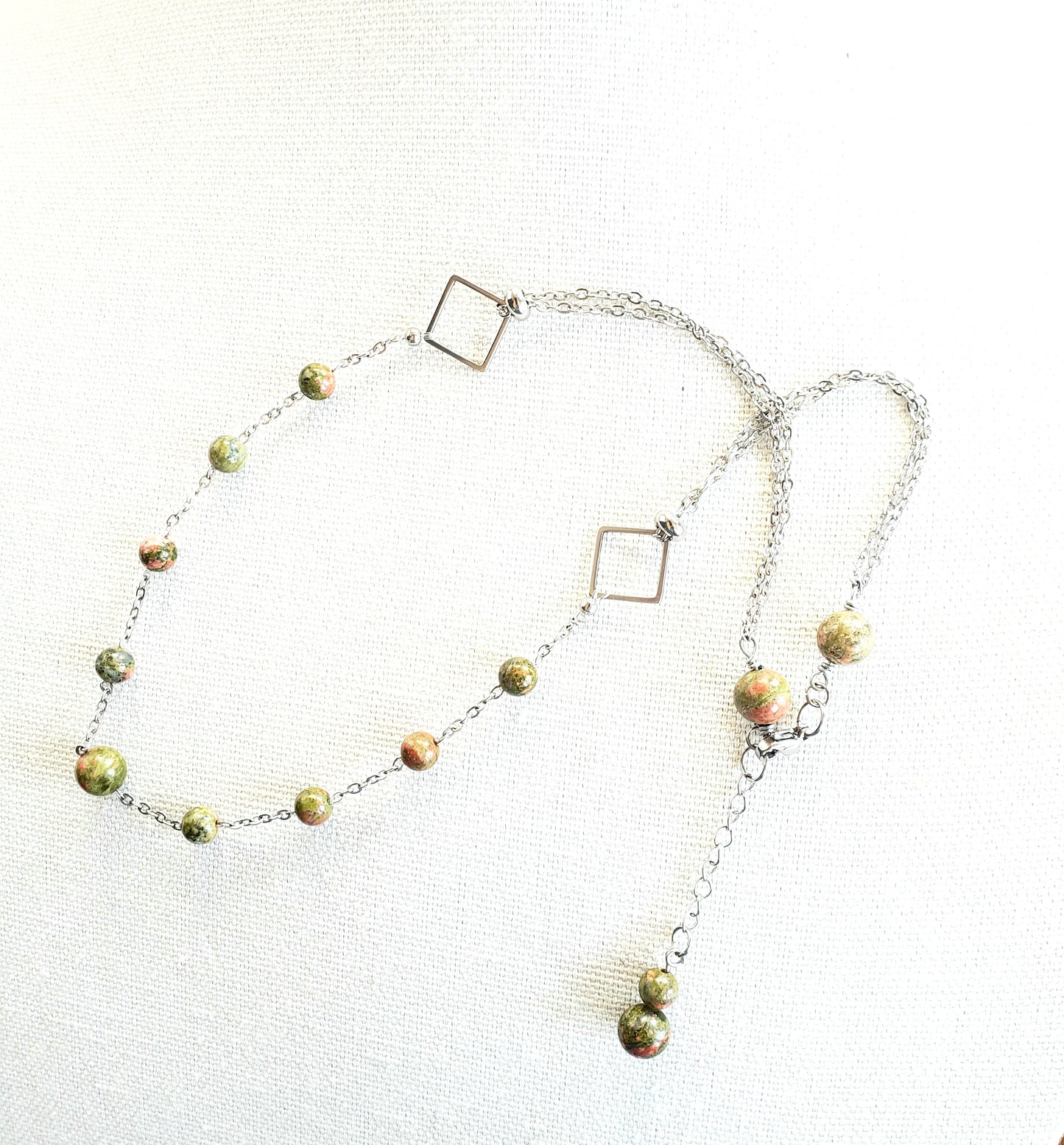 ¡Este precioso collar combina piedras de Unakita color Verde y Coral, para crear un look realmente único y llamativo. - K.Beloved LLC
