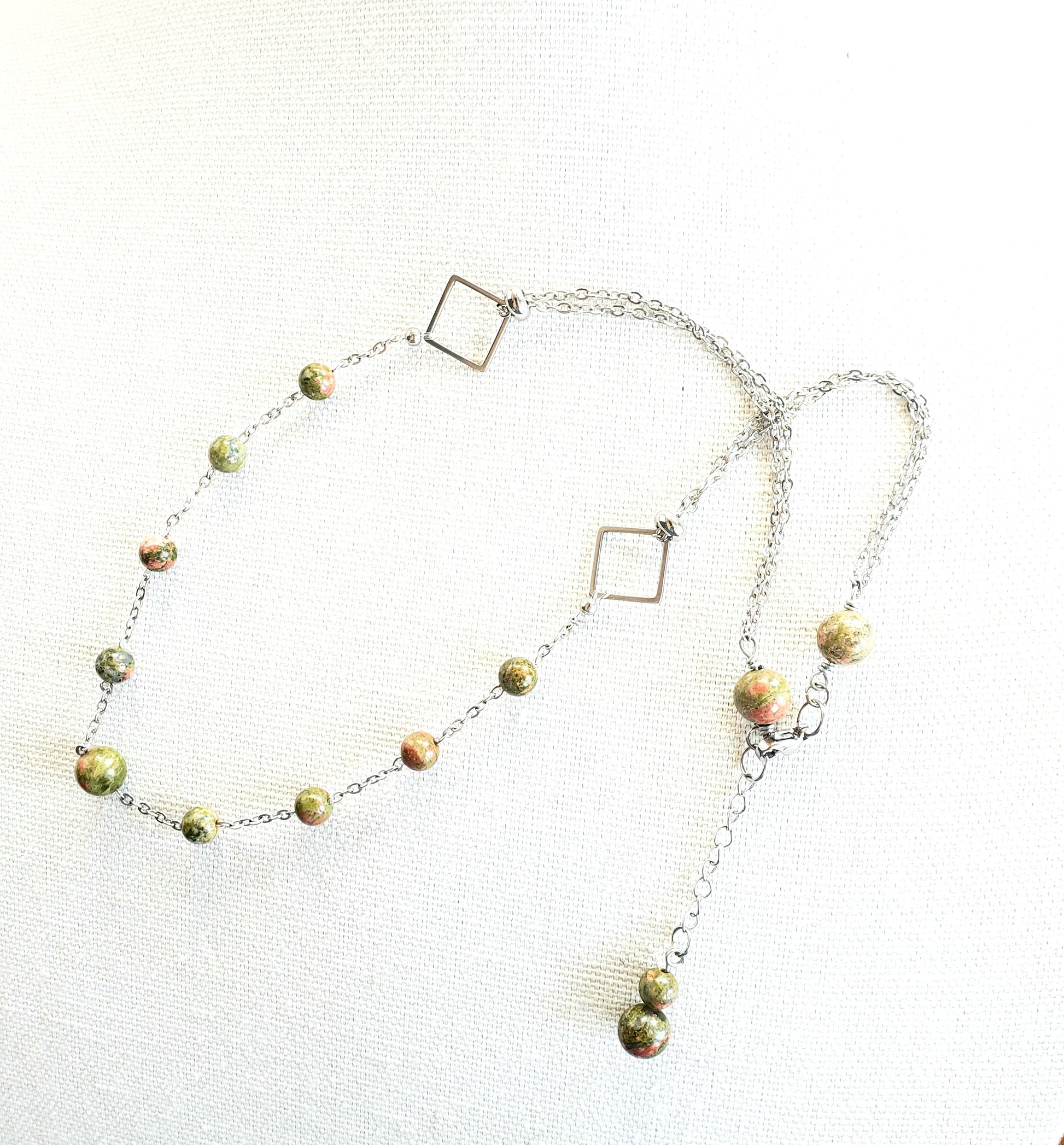 ¡Este precioso collar combina piedras de Unakita color Verde y Coral, para crear un look realmente único y llamativo. - K.Beloved LLC