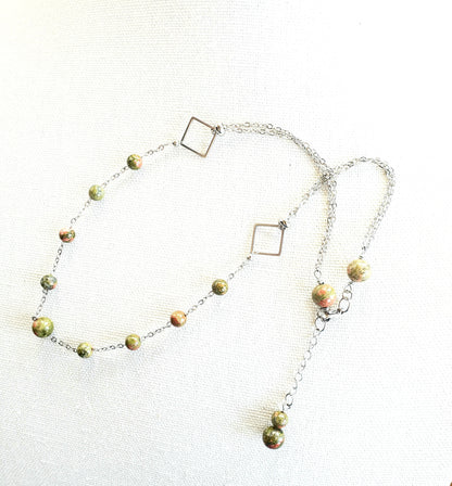 ¡Este precioso collar combina piedras de Unakita color Verde y Coral, para crear un look realmente único y llamativo. - K.Beloved LLC