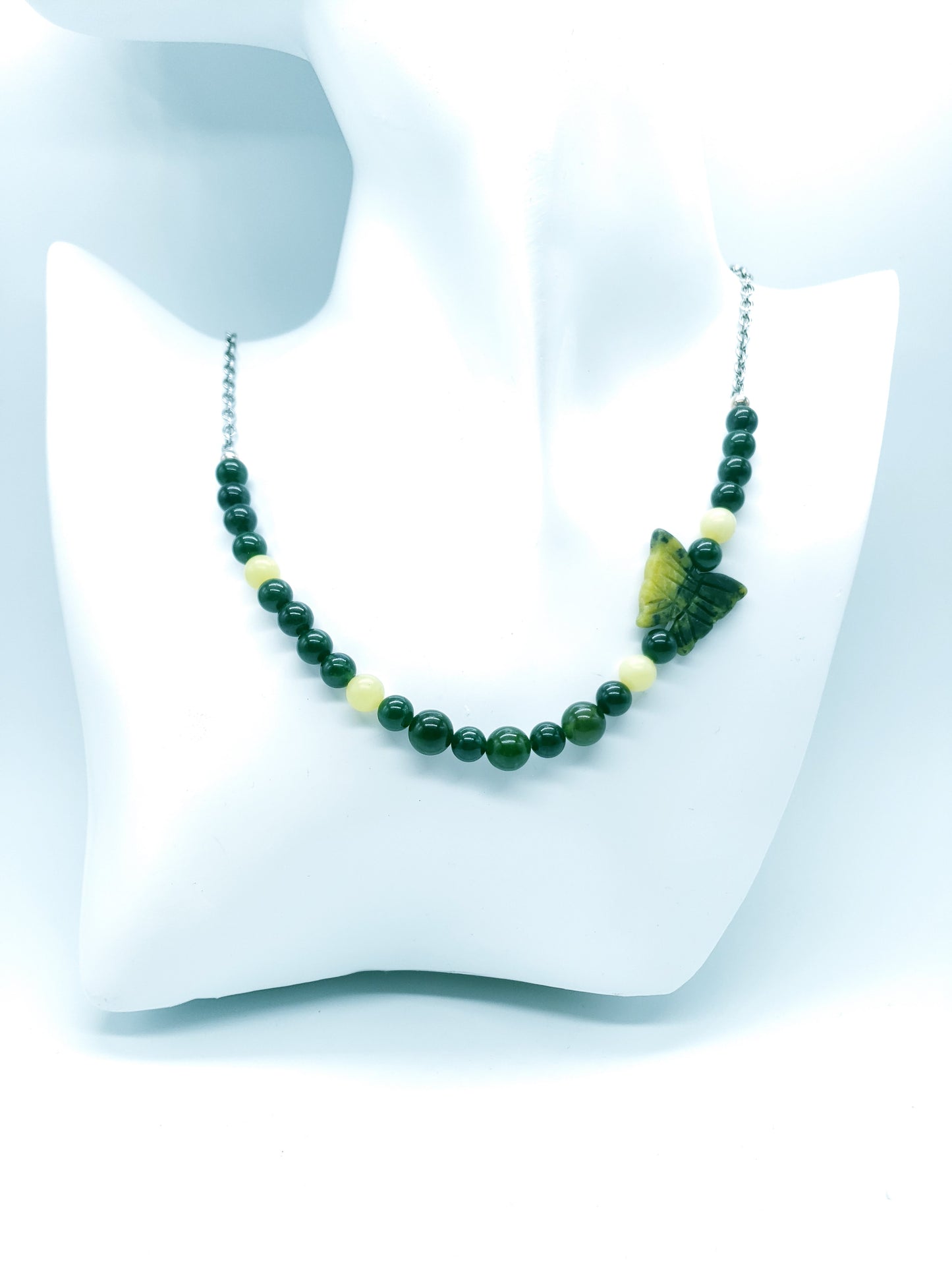 Collar de Jade verde oliva y Cuarzo Verde Oscuro con una Mariposa en Piedra - K.Beloved LLC