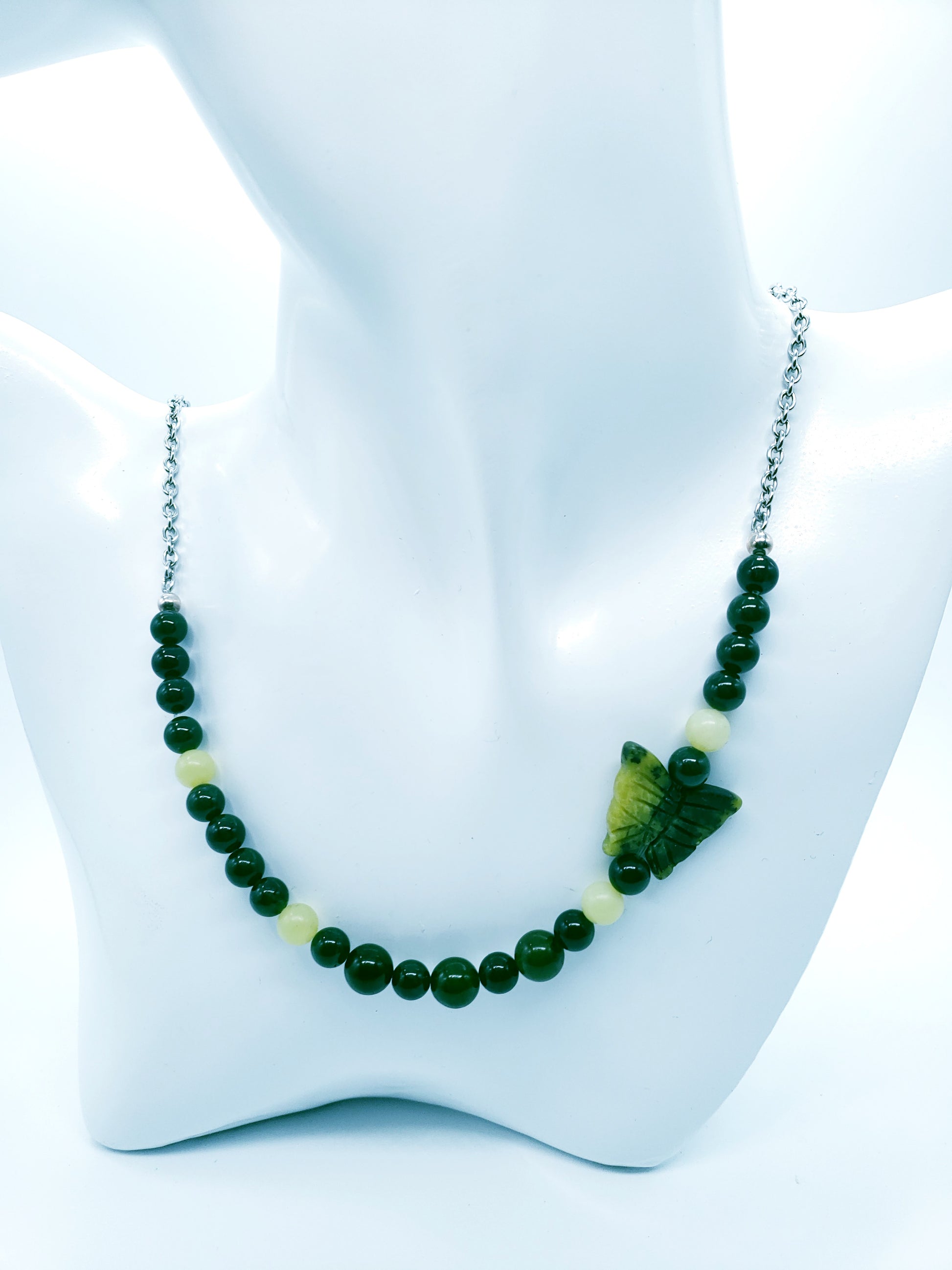Collar de Jade verde oliva y Cuarzo Verde Oscuro con una Mariposa en Piedra - K.Beloved LLC