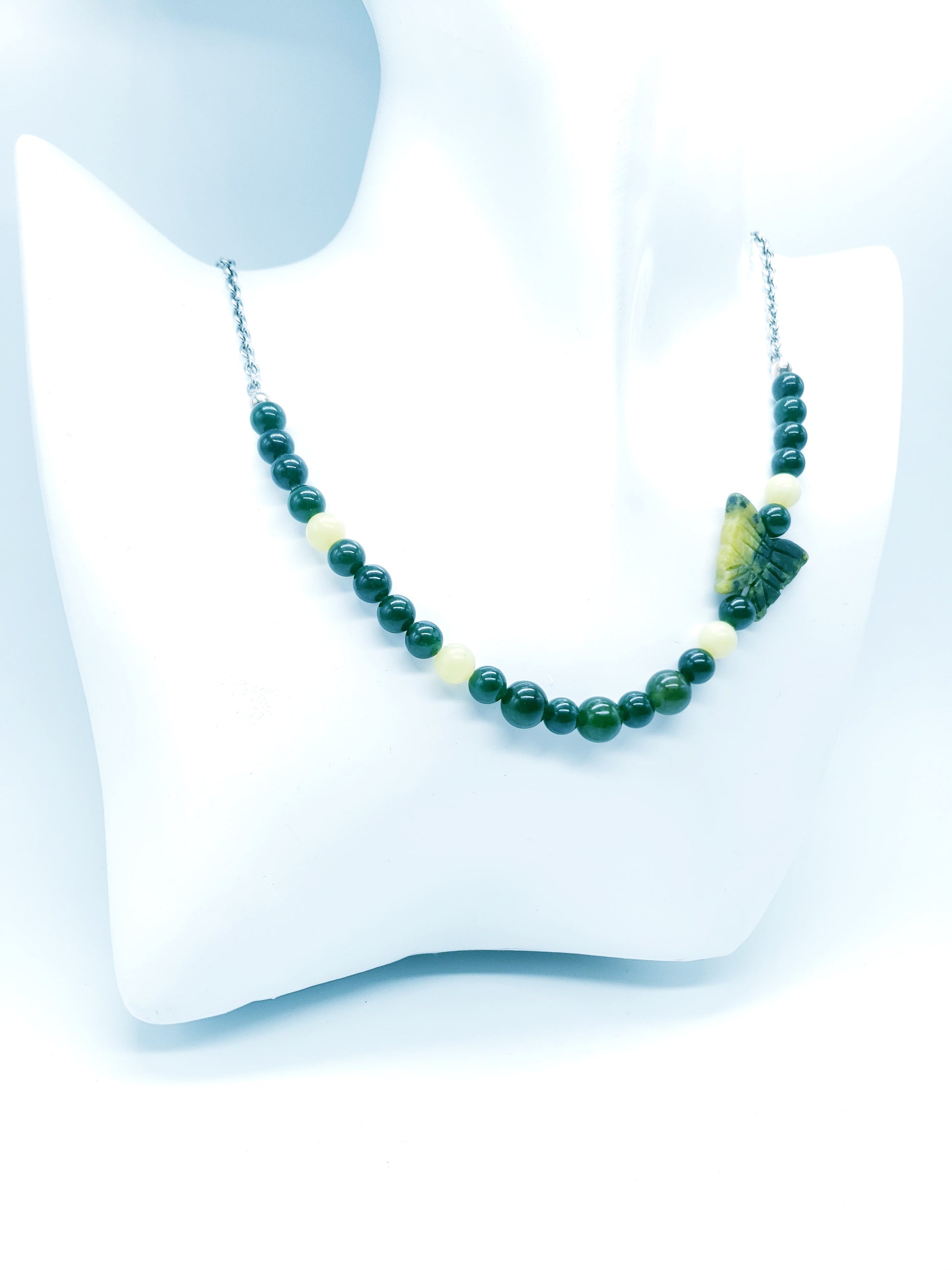 Collar de Jade verde oliva y Cuarzo Verde Oscuro con una Mariposa en Piedra - K.Beloved LLC