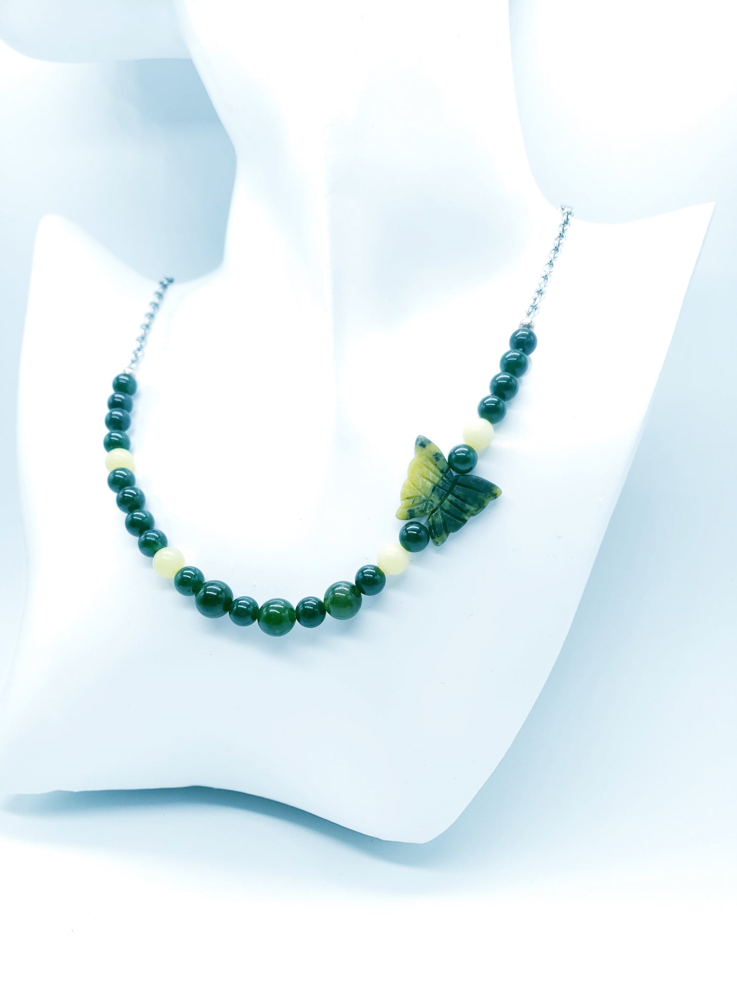 Collar de Jade verde oliva y Cuarzo Verde Oscuro con una Mariposa en Piedra - K.Beloved LLC