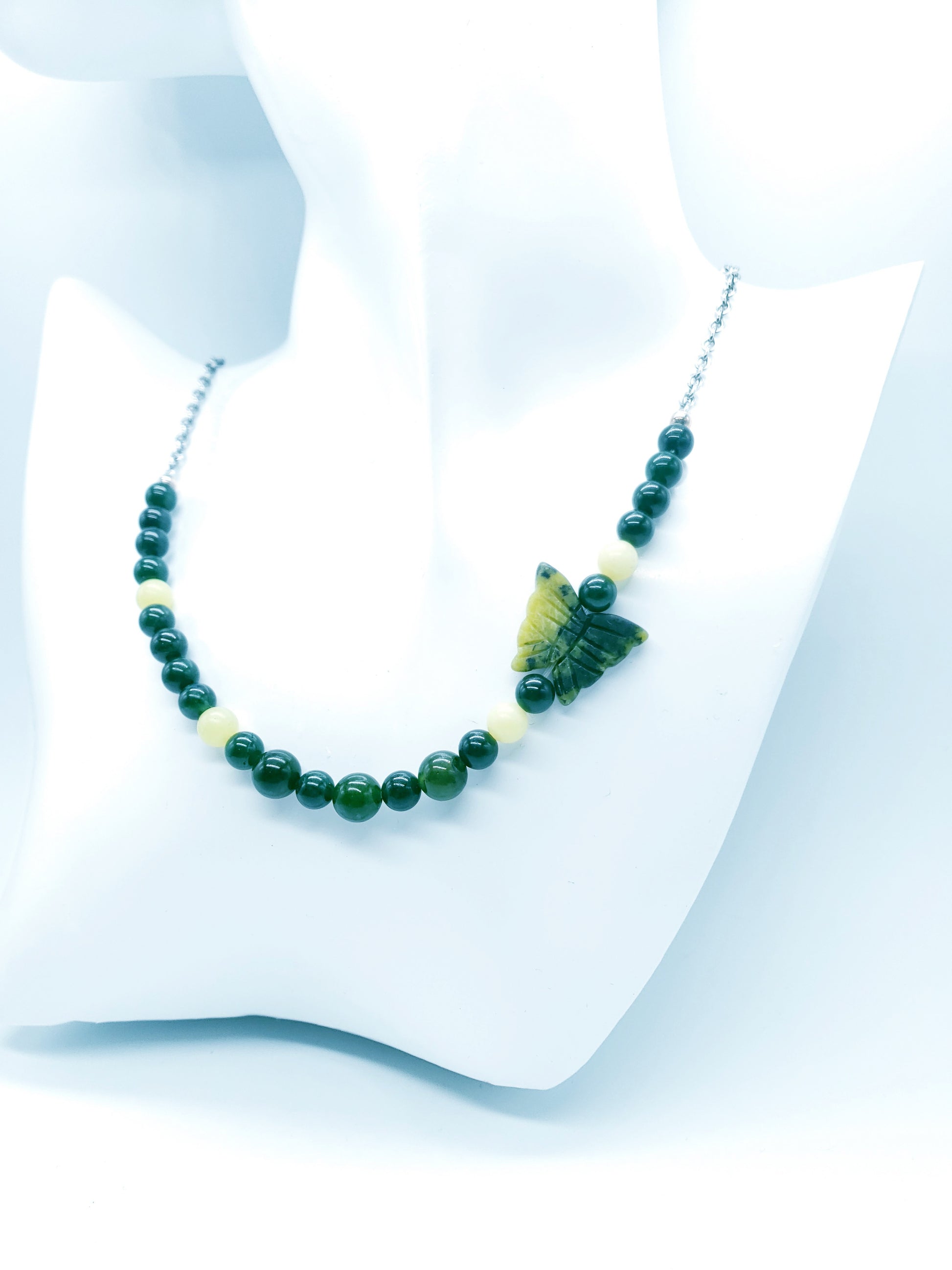 Collar de Jade verde oliva y Cuarzo Verde Oscuro con una Mariposa en Piedra - K.Beloved LLC
