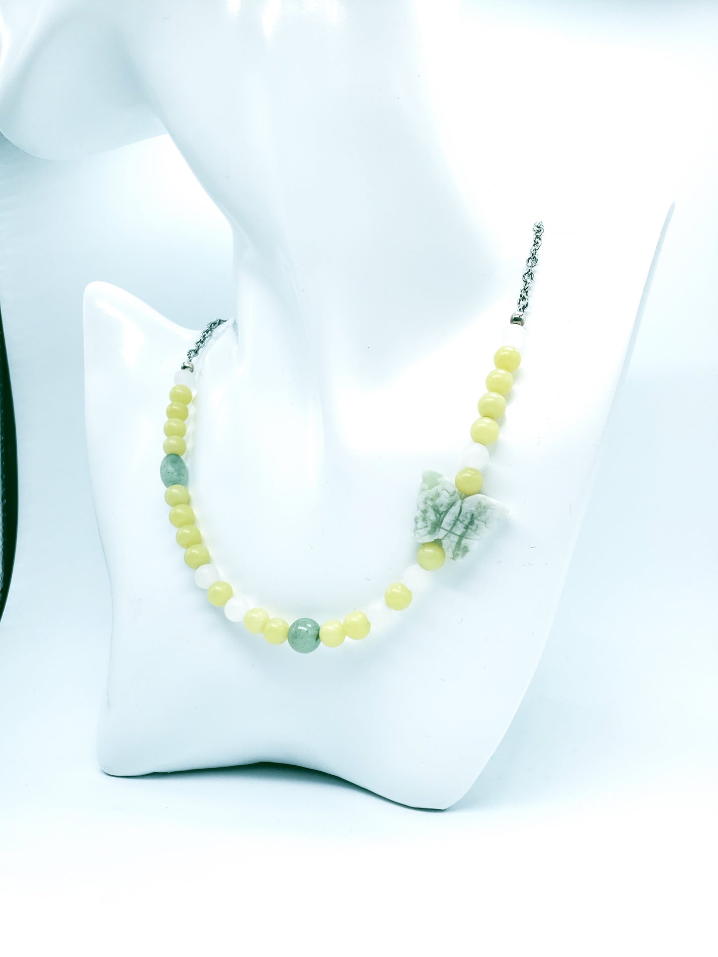 Collar de gargantilla  en Acero Inoxidable en Piedras Jade Verde Olivo y Una Mariposa en Piedra - K.Beloved LLC
