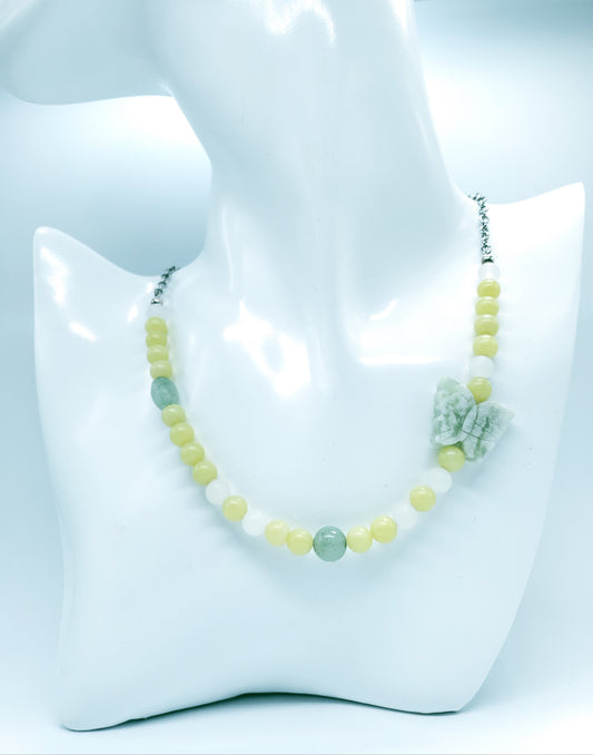 Collar de gargantilla  en Acero Inoxidable en Piedras Jade Verde Olivo y Una Mariposa en Piedra - K.Beloved LLC