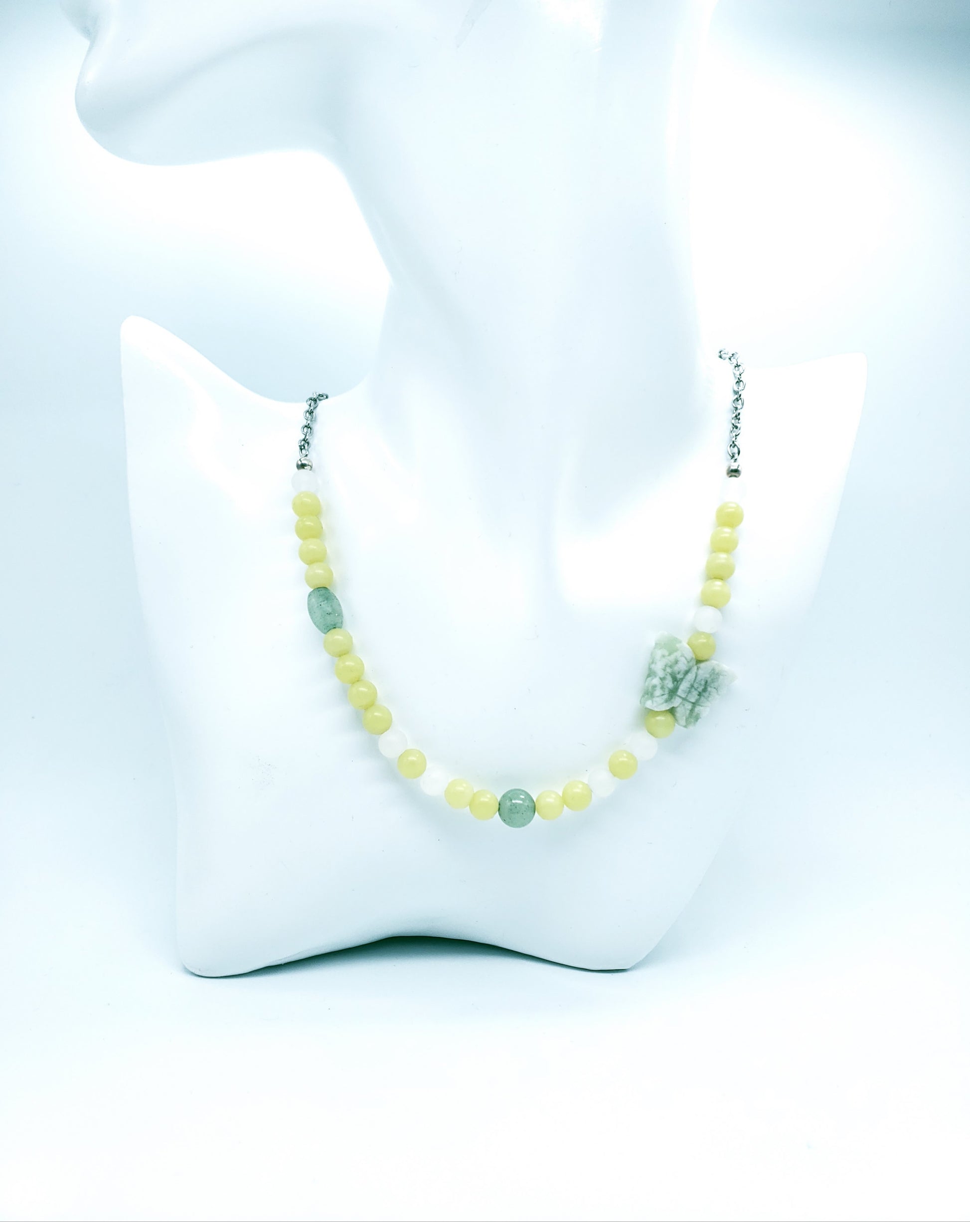 Collar de gargantilla  en Acero Inoxidable en Piedras Jade Verde Olivo y Una Mariposa en Piedra - K.Beloved LLC