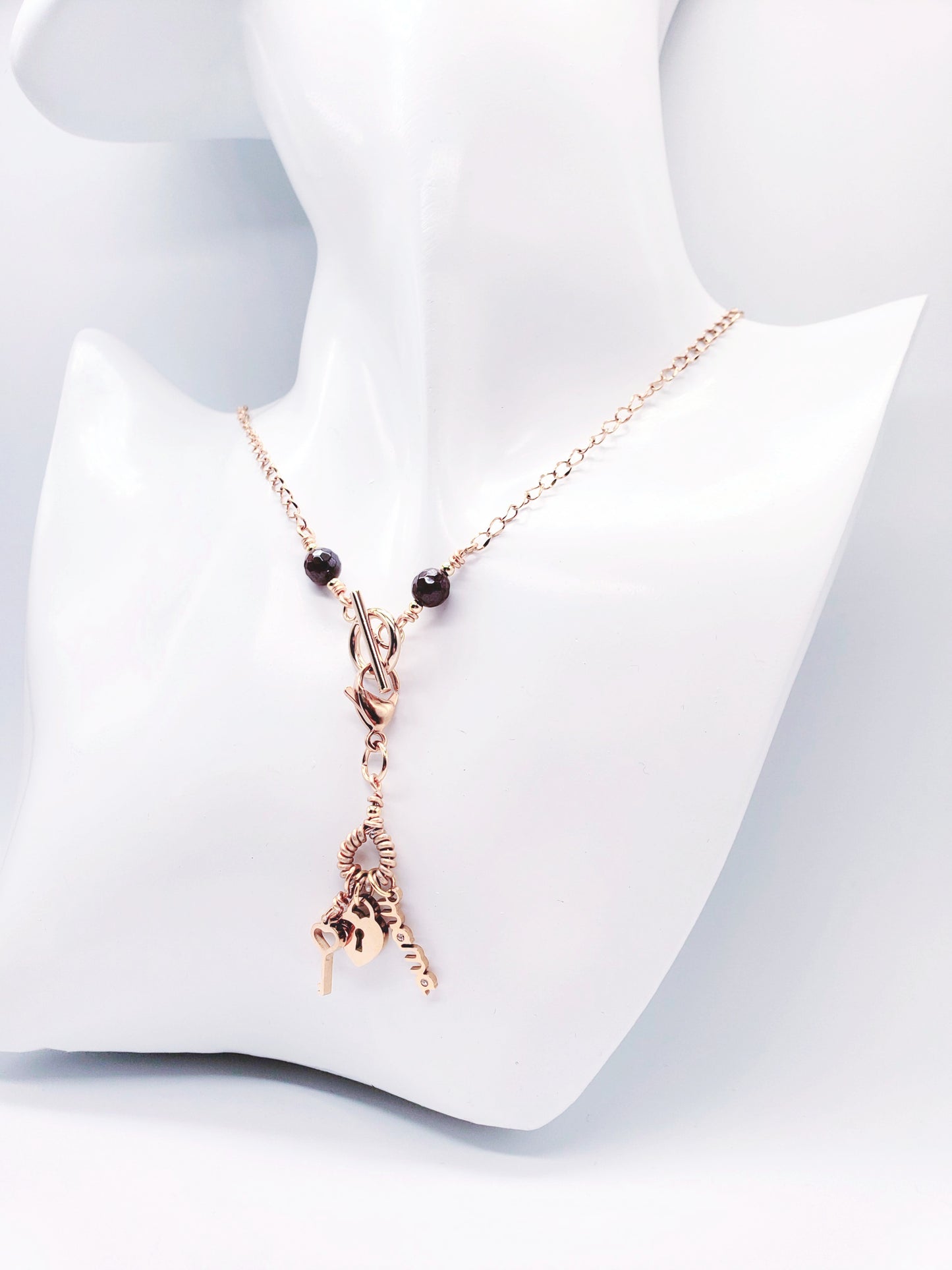 Collar en Acero Quirurgico con Dije Desmontable , con el nombre "MAMA" - K.Beloved LLC