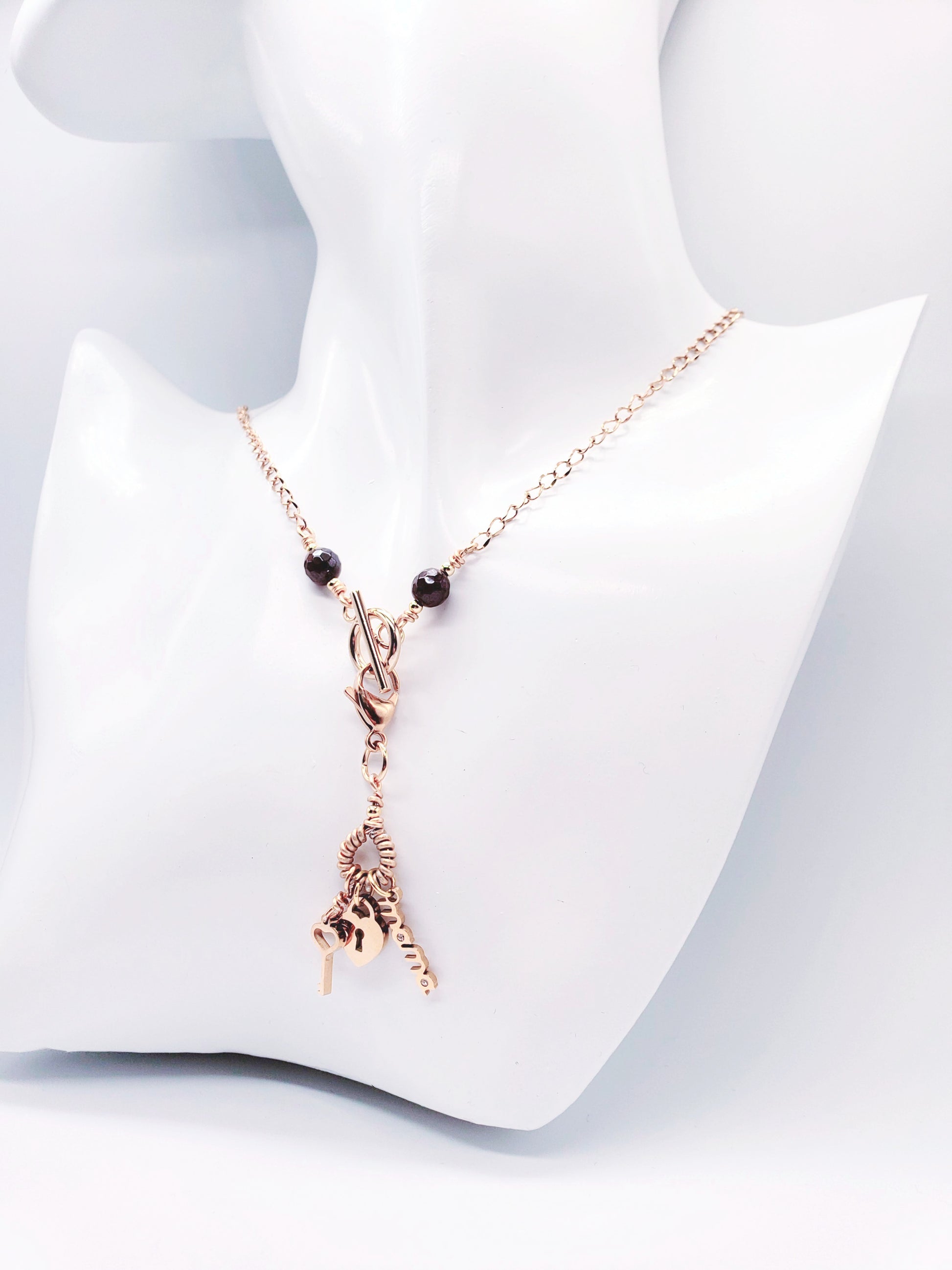 Collar en Acero Quirurgico con Dije Desmontable , con el nombre "MAMA" - K.Beloved LLC