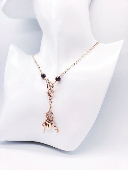 Collar en Acero Quirurgico con Dije Desmontable , con el nombre "MAMA" - K.Beloved LLC