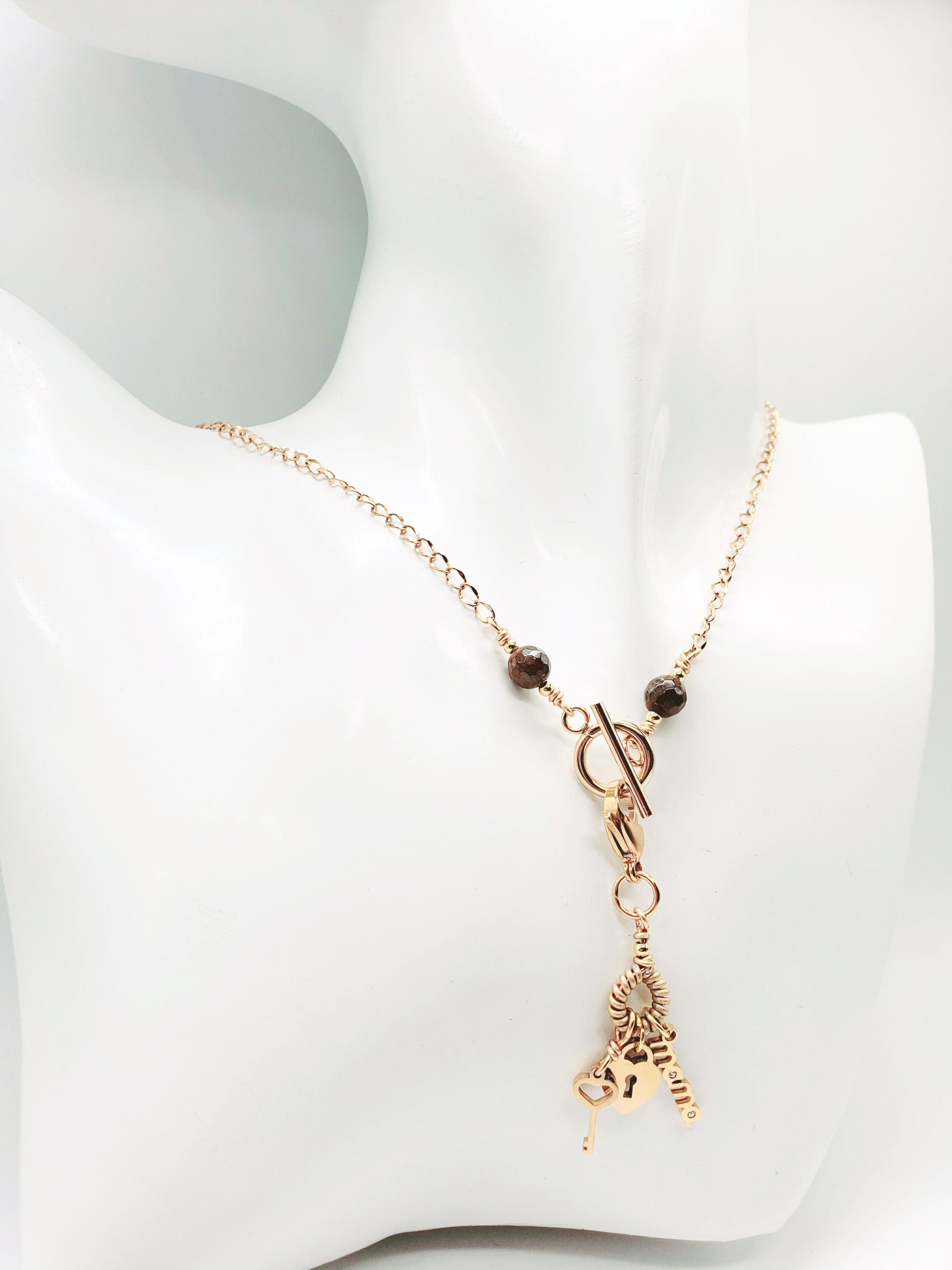 Collar en Acero Quirurgico con Dije Desmontable , con el nombre "MAMA" - K.Beloved LLC