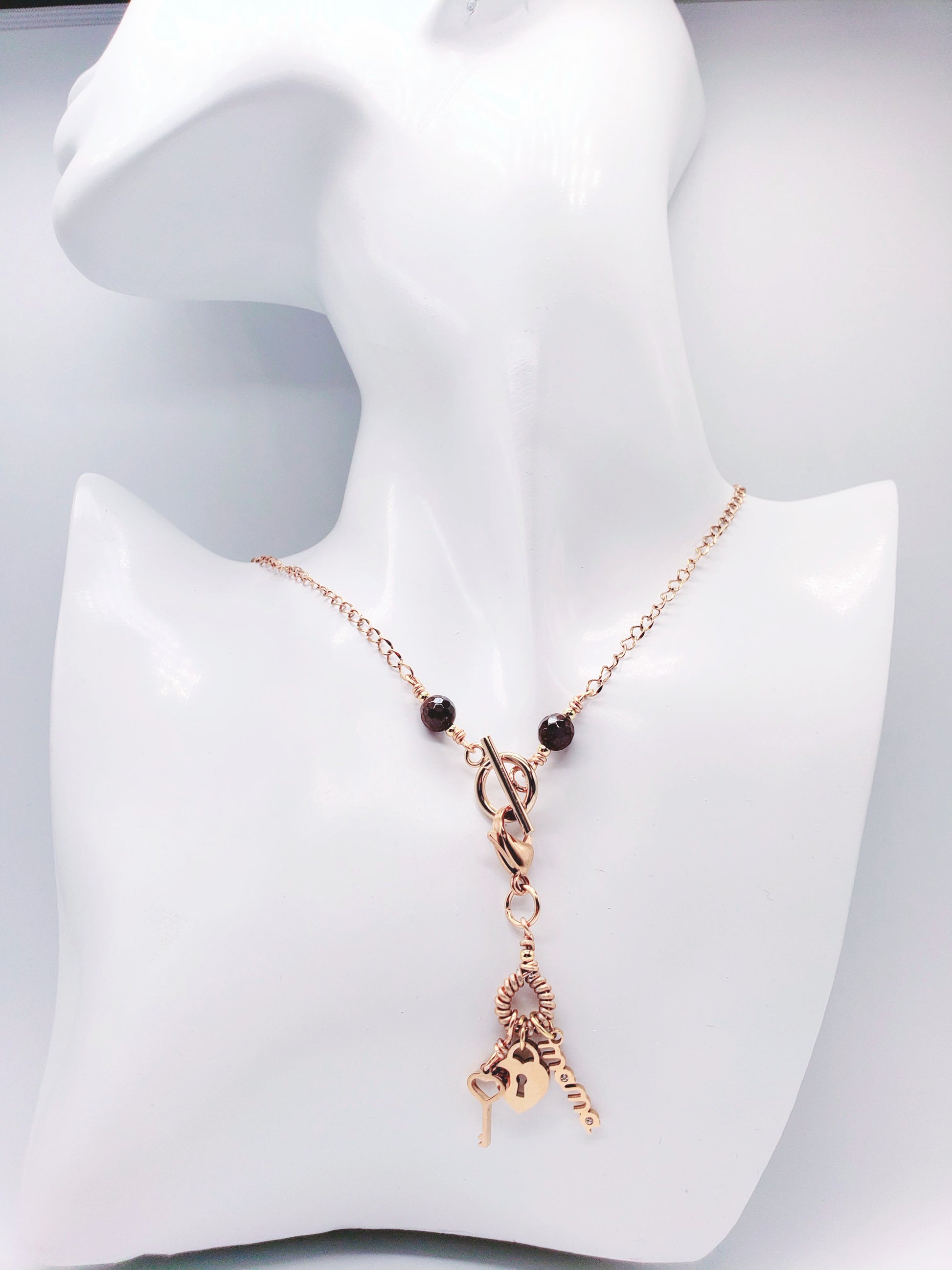 Collar en Acero Quirurgico con Dije Desmontable , con el nombre "MAMA" - K.Beloved LLC